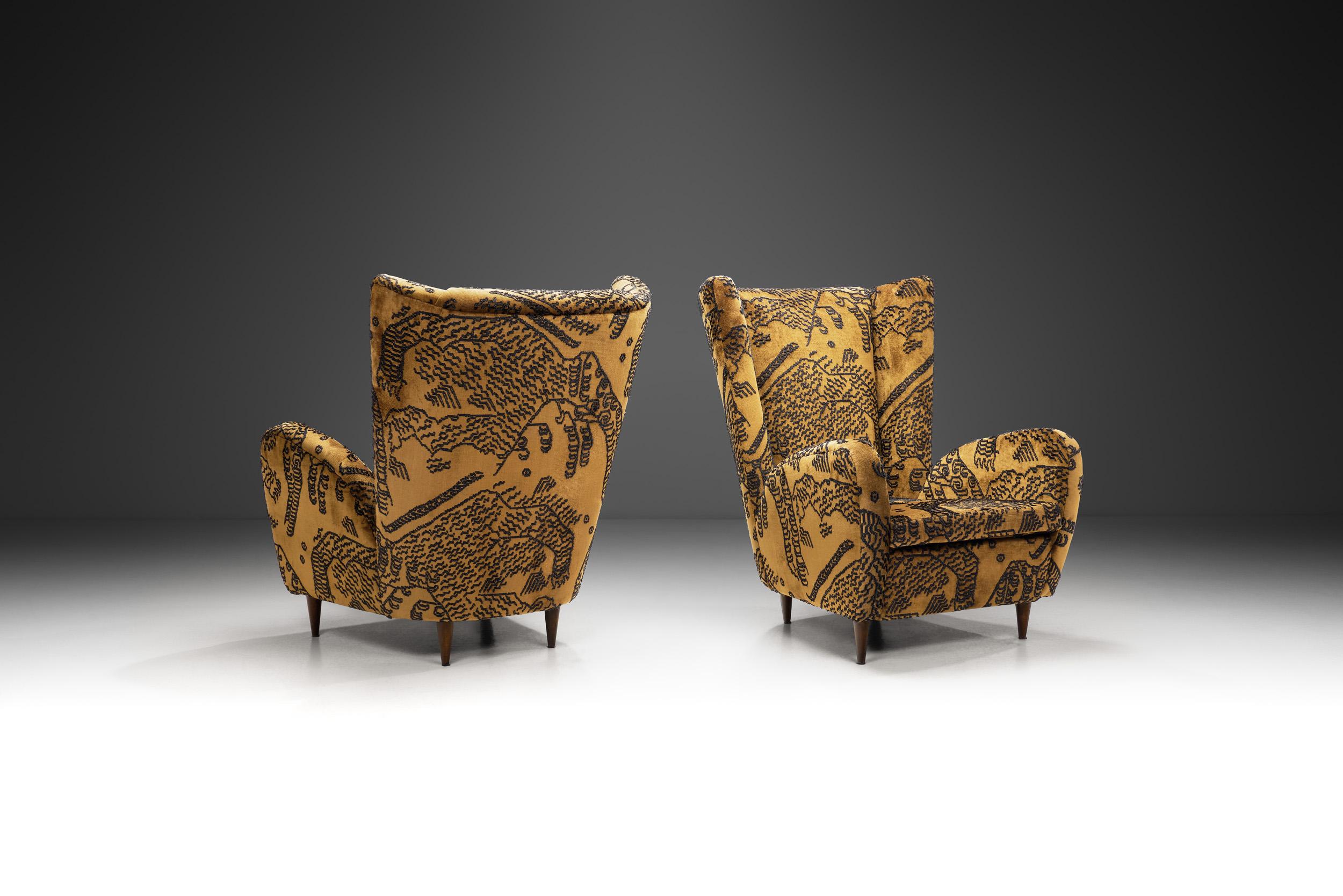 Die Möbel der italienischen Moderne zeichnen sich durch einzigartiges Design, perfekte Ausführung und Exklusivität aus. Dieses Sesselpaar wird der italienischen Designikone Paolo Buffa zugeschrieben. Zeitgleich mit den zeitgenössischen Debatten über