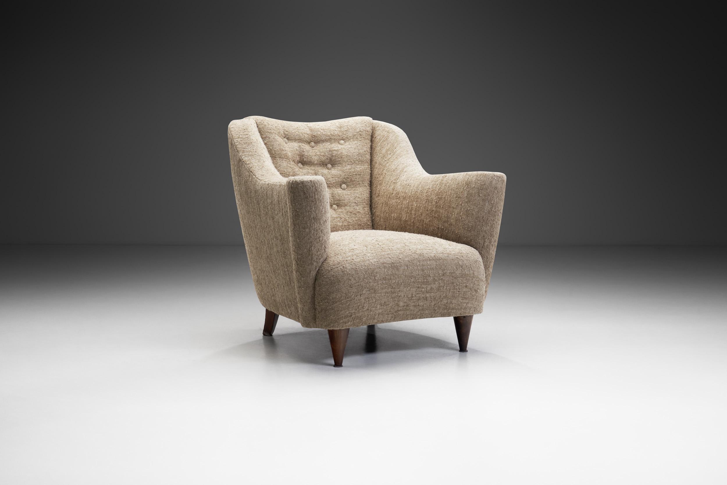 Upholstered Italian Mid-Century Armchair, Italy 20th Century In Good Condition For Sale In Utrecht, NL