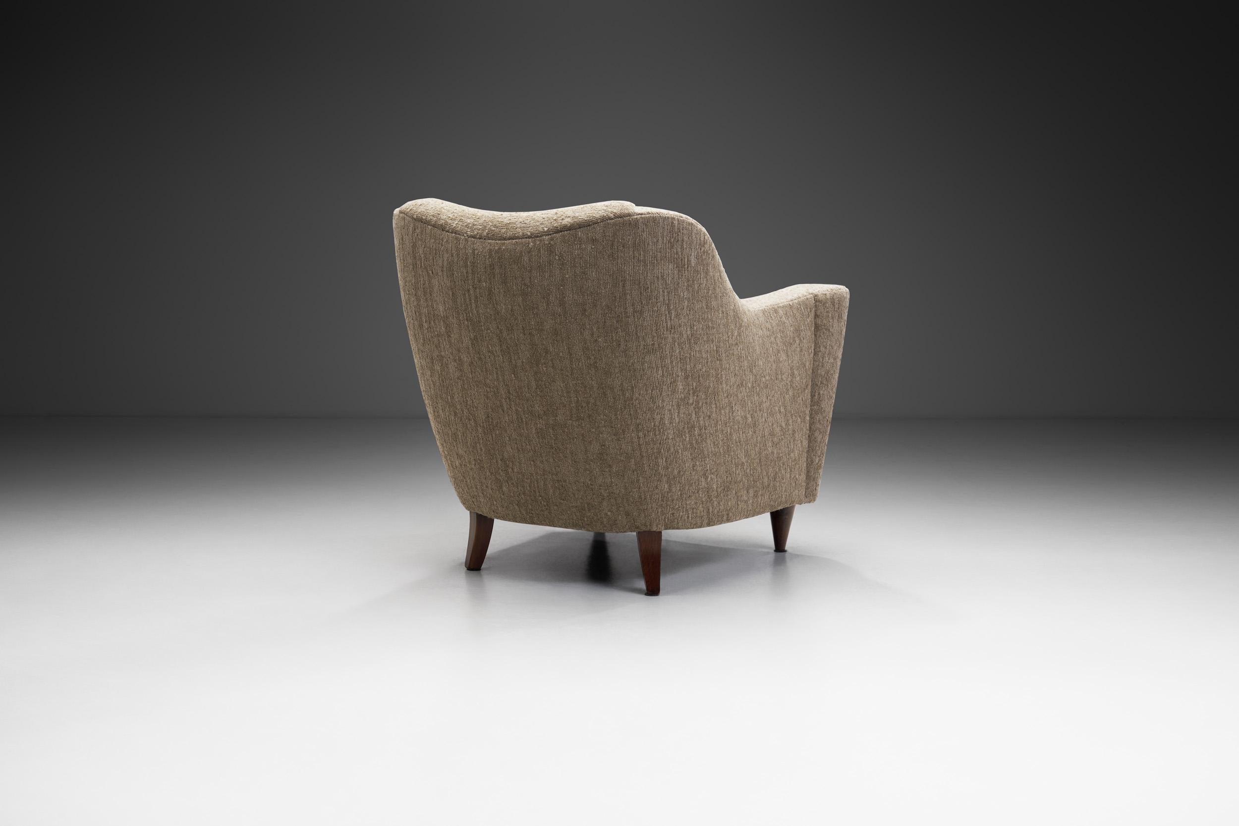 Fabric Upholstered Italian Mid-Century Armchair, Italy 20th Century For Sale