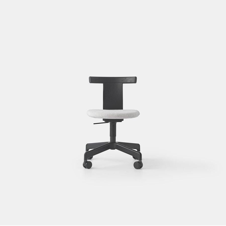 Postmoderne Chaise pivotante Jiro rembourrée avec roulettes par Resident en vente