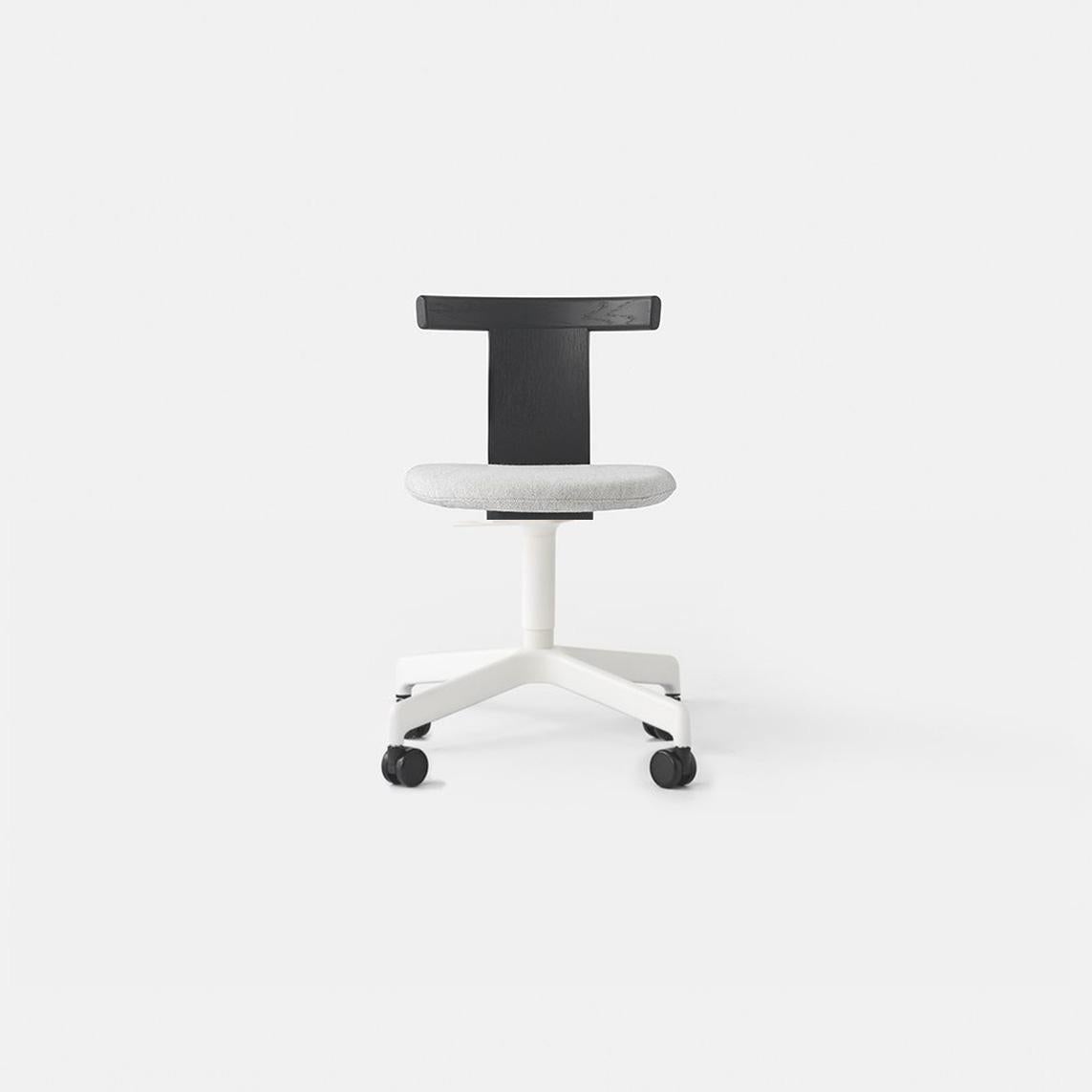 Nouvelle-Zélande Chaise pivotante Jiro rembourrée avec roulettes par Resident en vente
