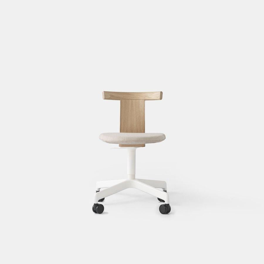 Chaise pivotante Jiro rembourrée avec roulettes par Resident Neuf - En vente à Geneve, CH