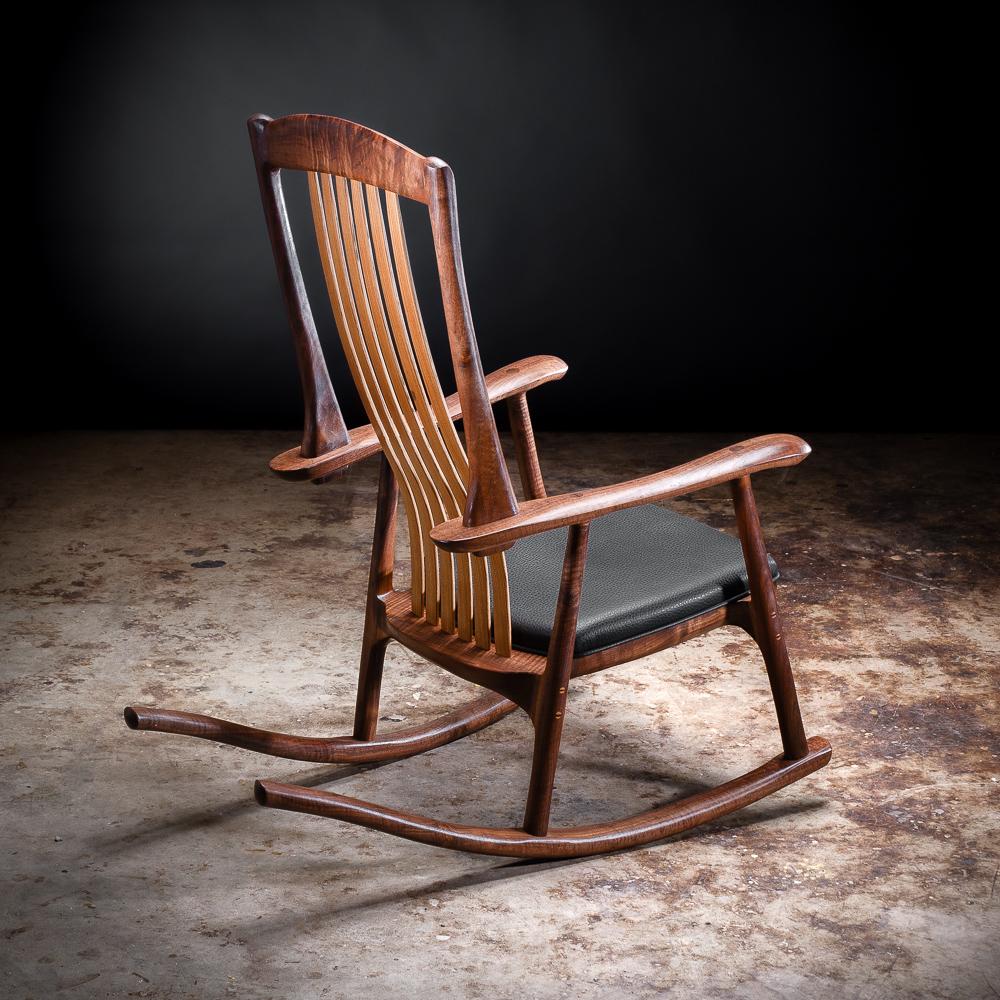 Le Kenebec Rocker est un fauteuil à bascule rembourré fabriqué par Erickson Woodworking. Il est doté d'un dossier flexible et flottant qui assure une assise extrêmement confortable. Chaque pièce de cette chaise est fabriquée à la main, selon un