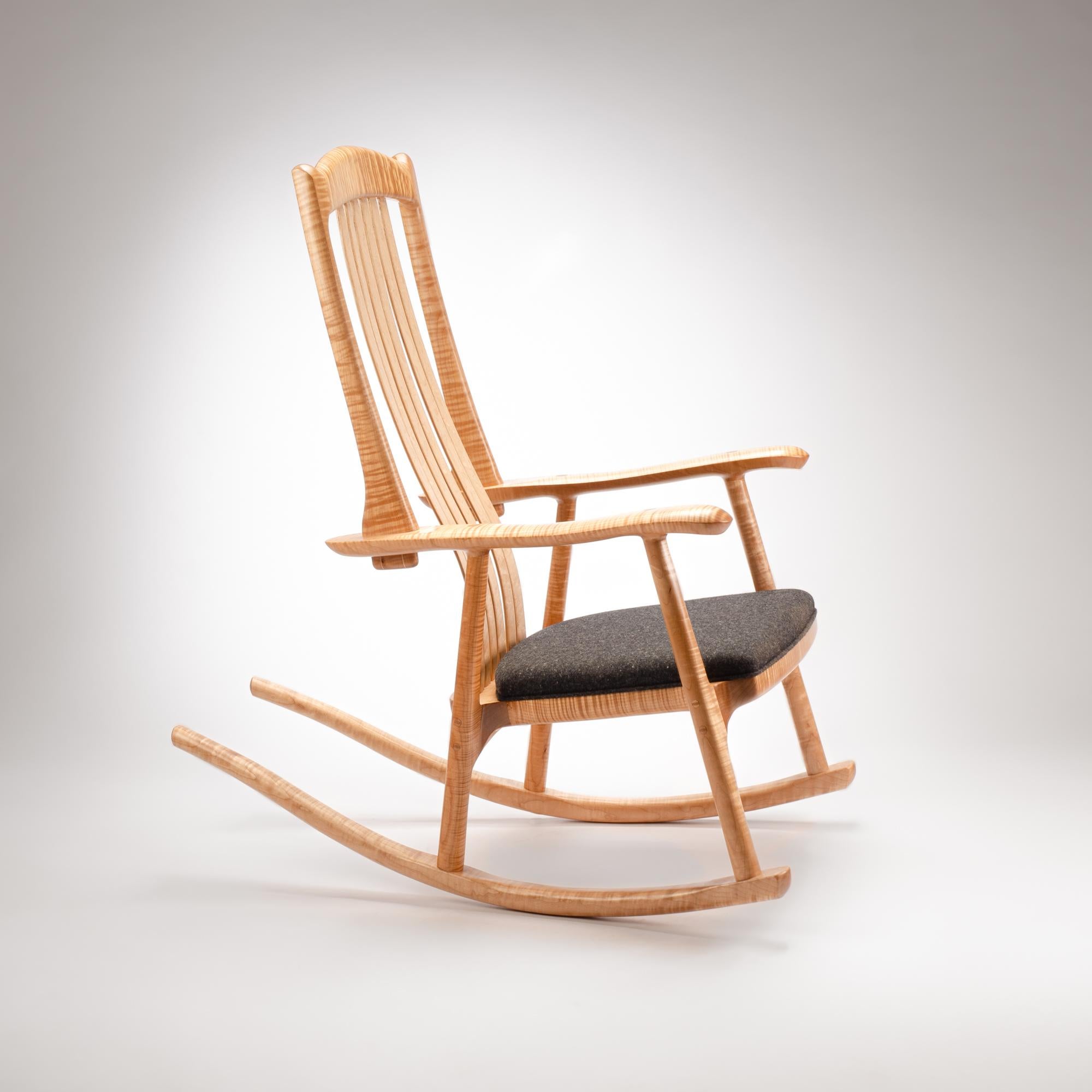Mid-Century Modern Chaise à bascule Kenebec tapissée avec lattes flexibles d'Erickson Woodworking en vente