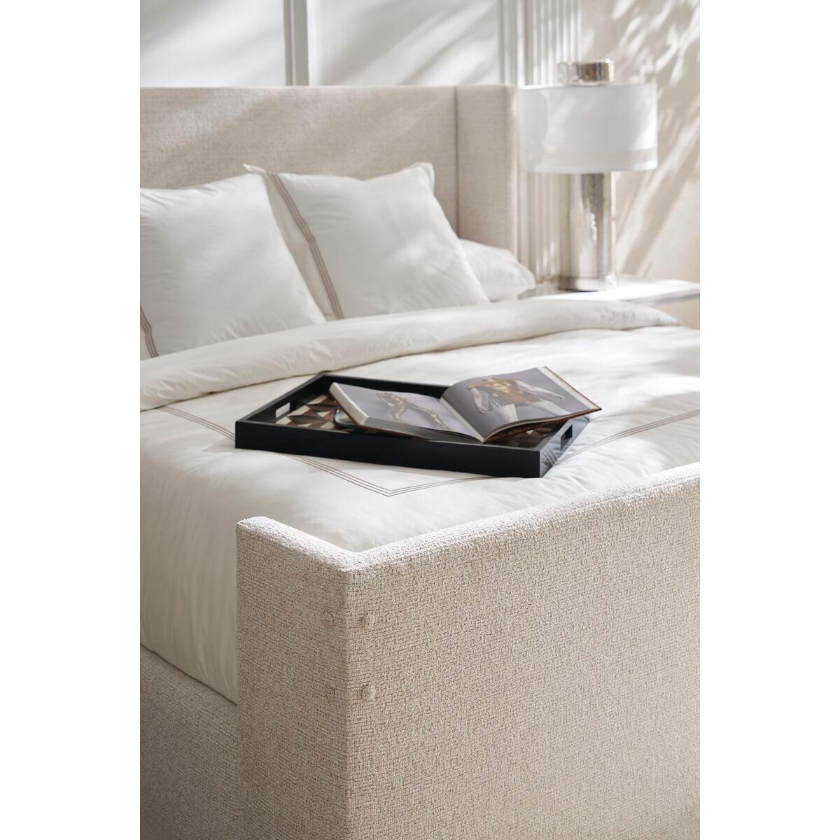 Gepolstertes minimalistisches King Size-Bett im Zustand „Neu“ im Angebot in Westwood, NJ