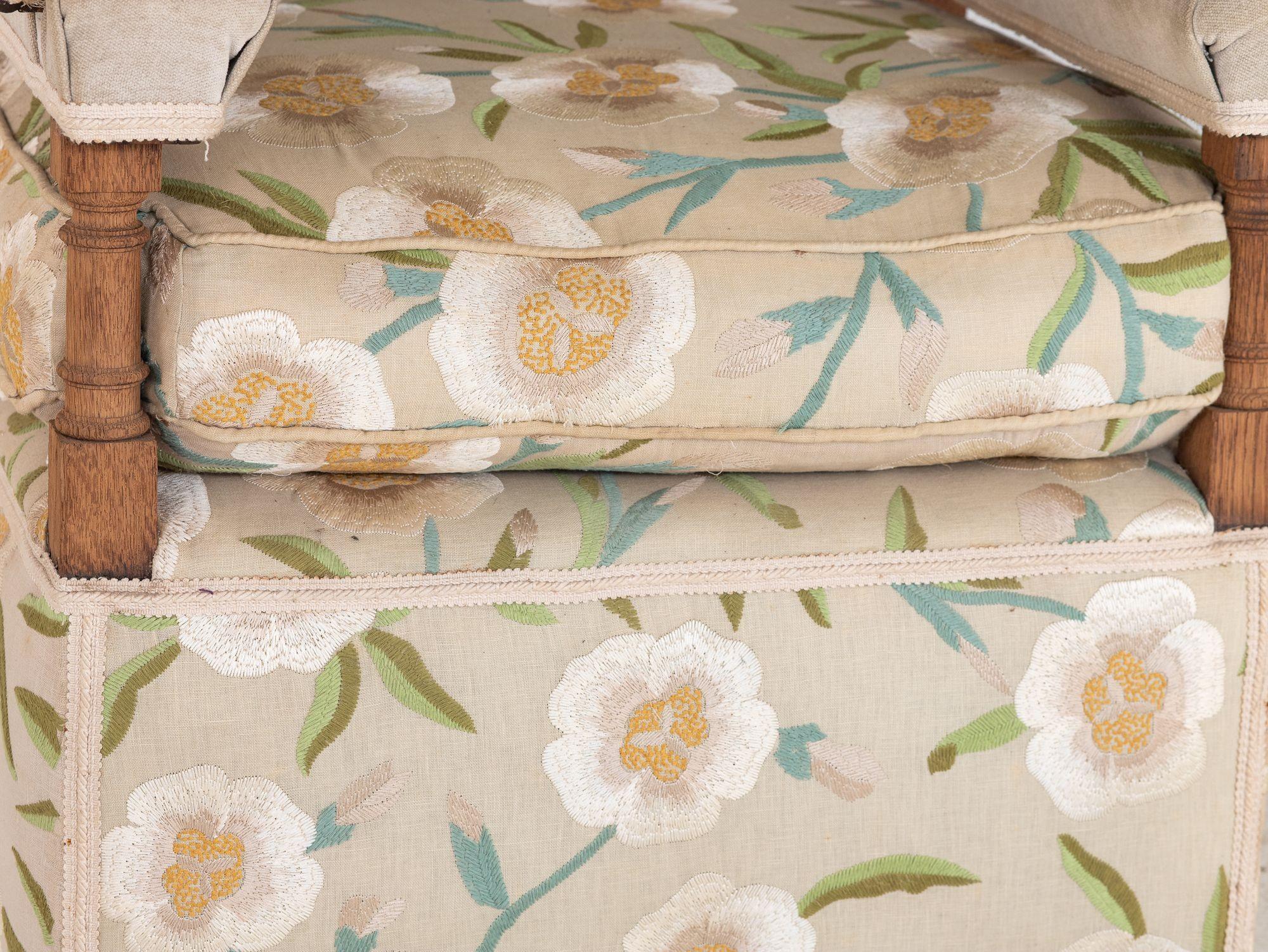 Poltrona imbottita in stile Knowle, Inghilterra Inizio XX secolo. in vendita 11