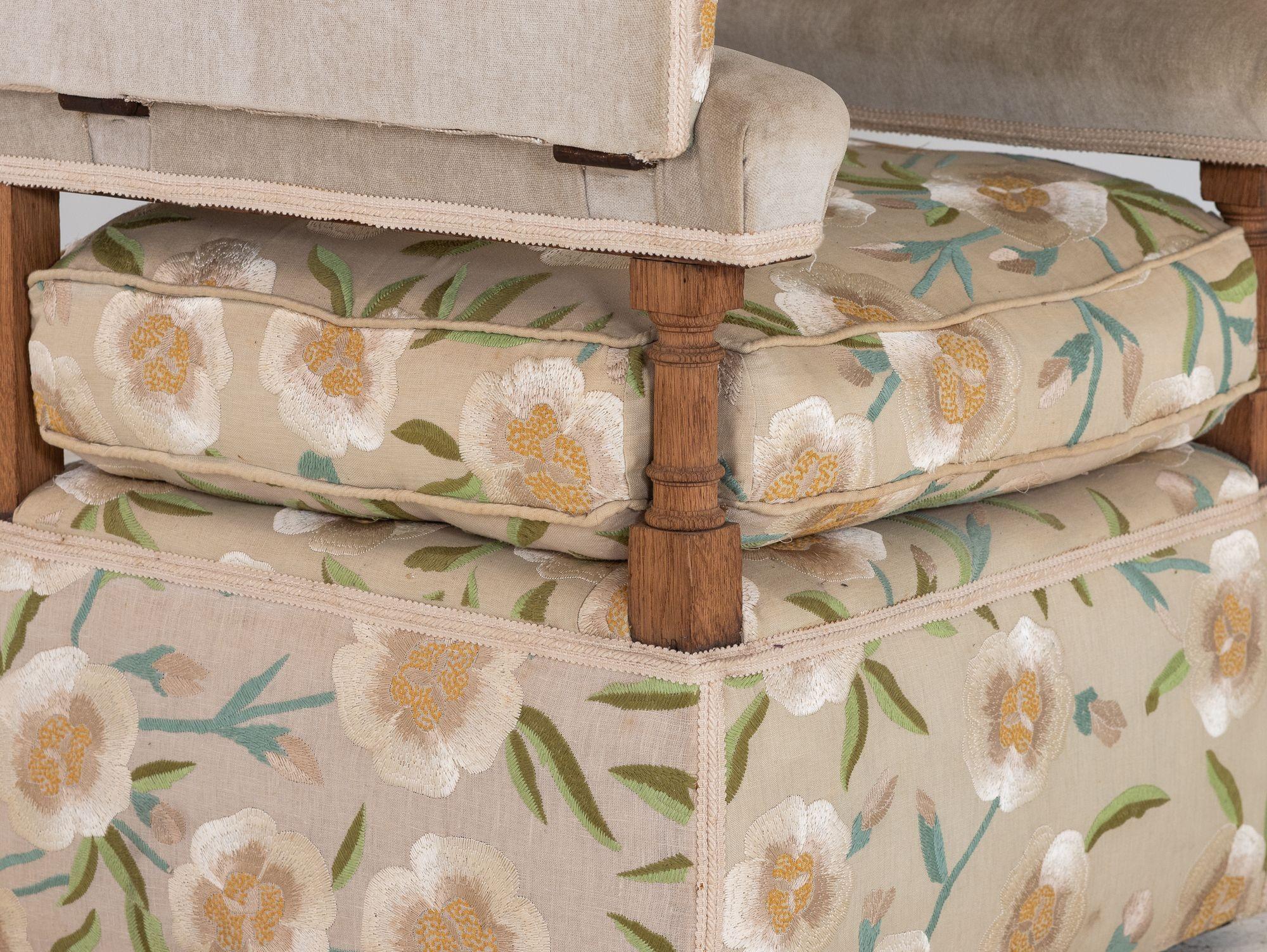 Poltrona imbottita in stile Knowle, Inghilterra Inizio XX secolo. In condizioni buone in vendita a South Salem, NY