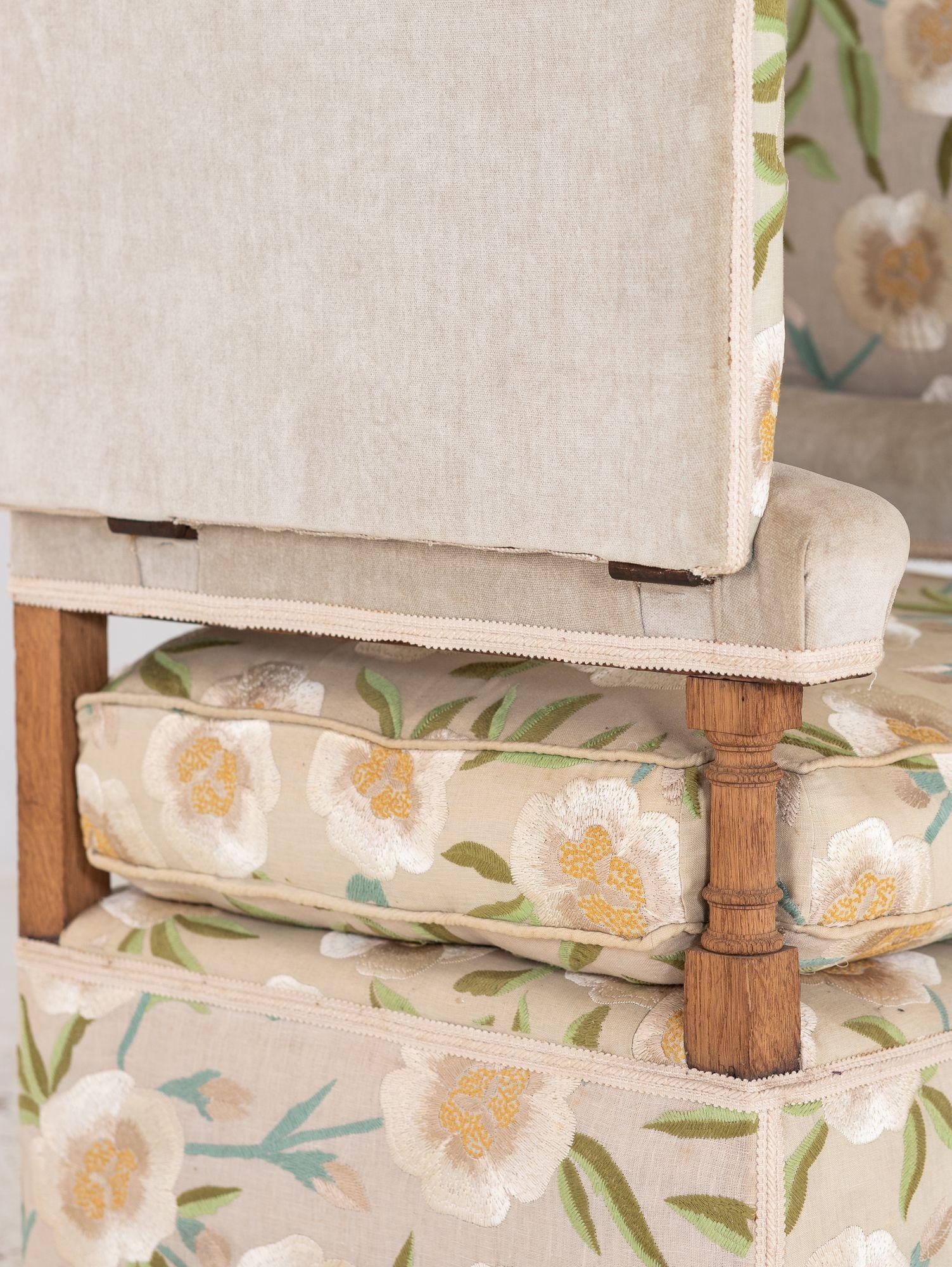 Lino Poltrona imbottita in stile Knowle, Inghilterra Inizio XX secolo. in vendita