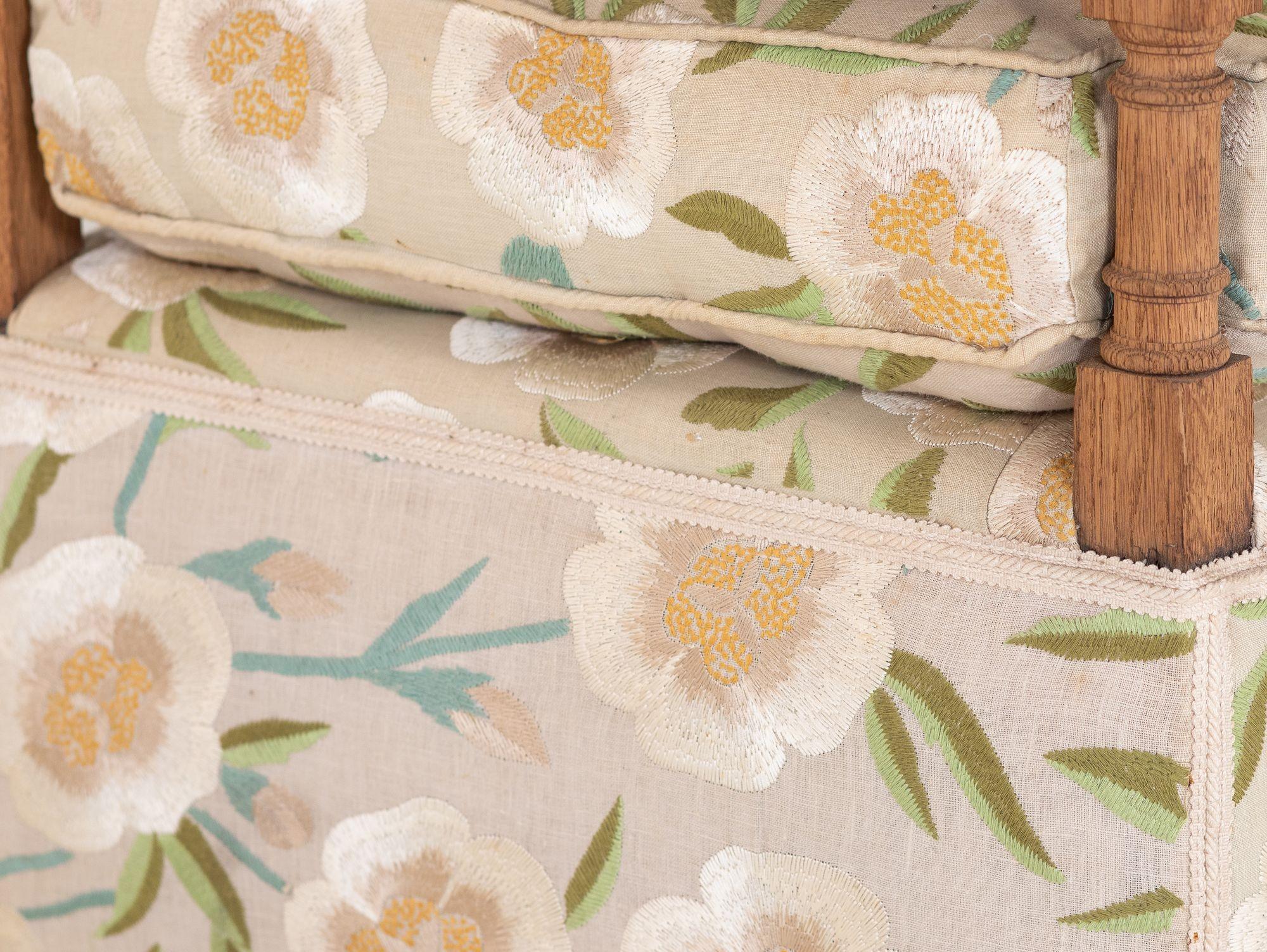 Poltrona imbottita in stile Knowle, Inghilterra Inizio XX secolo. in vendita 1