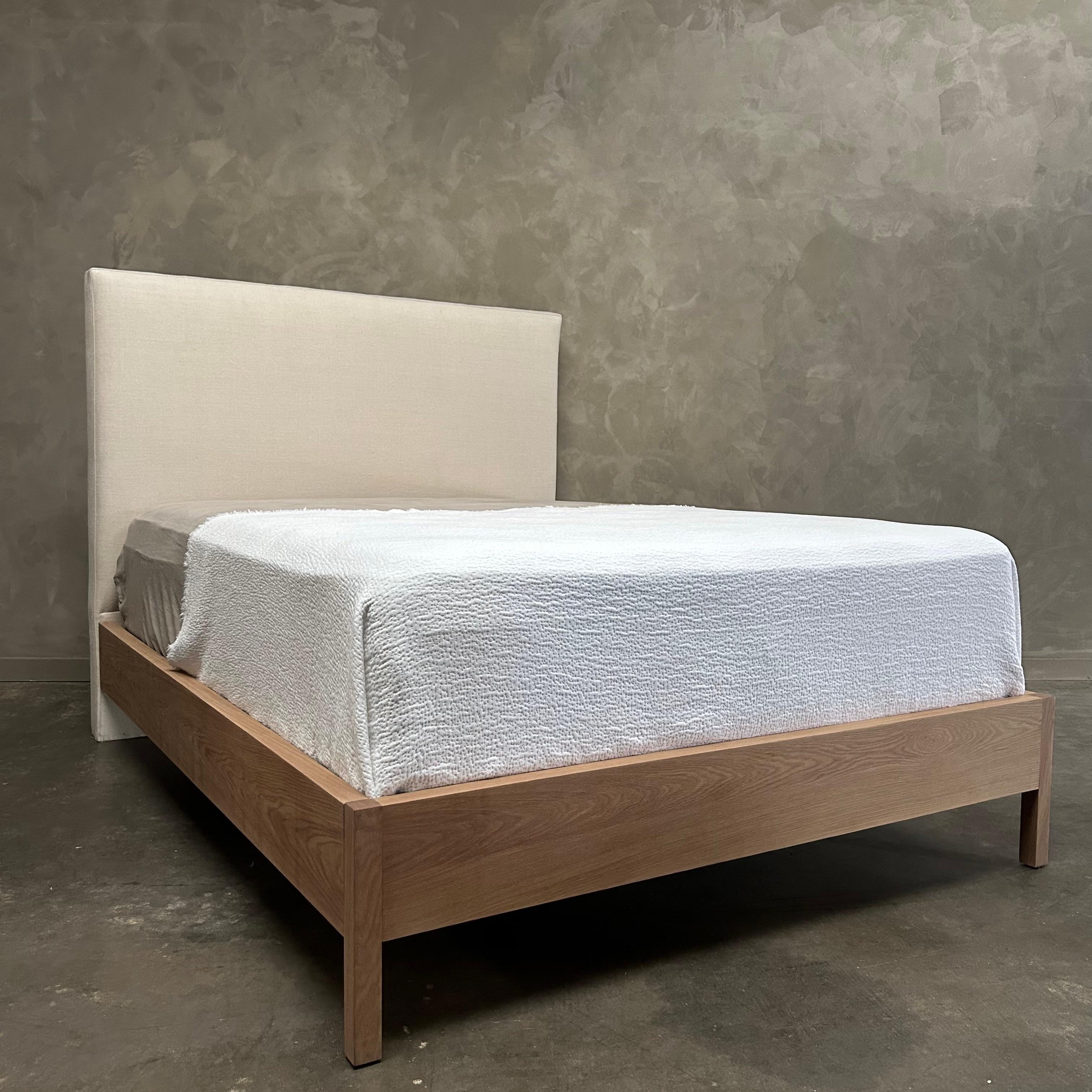Upholstered Linen and Solid Oak Platform Bed in Queen Size 1