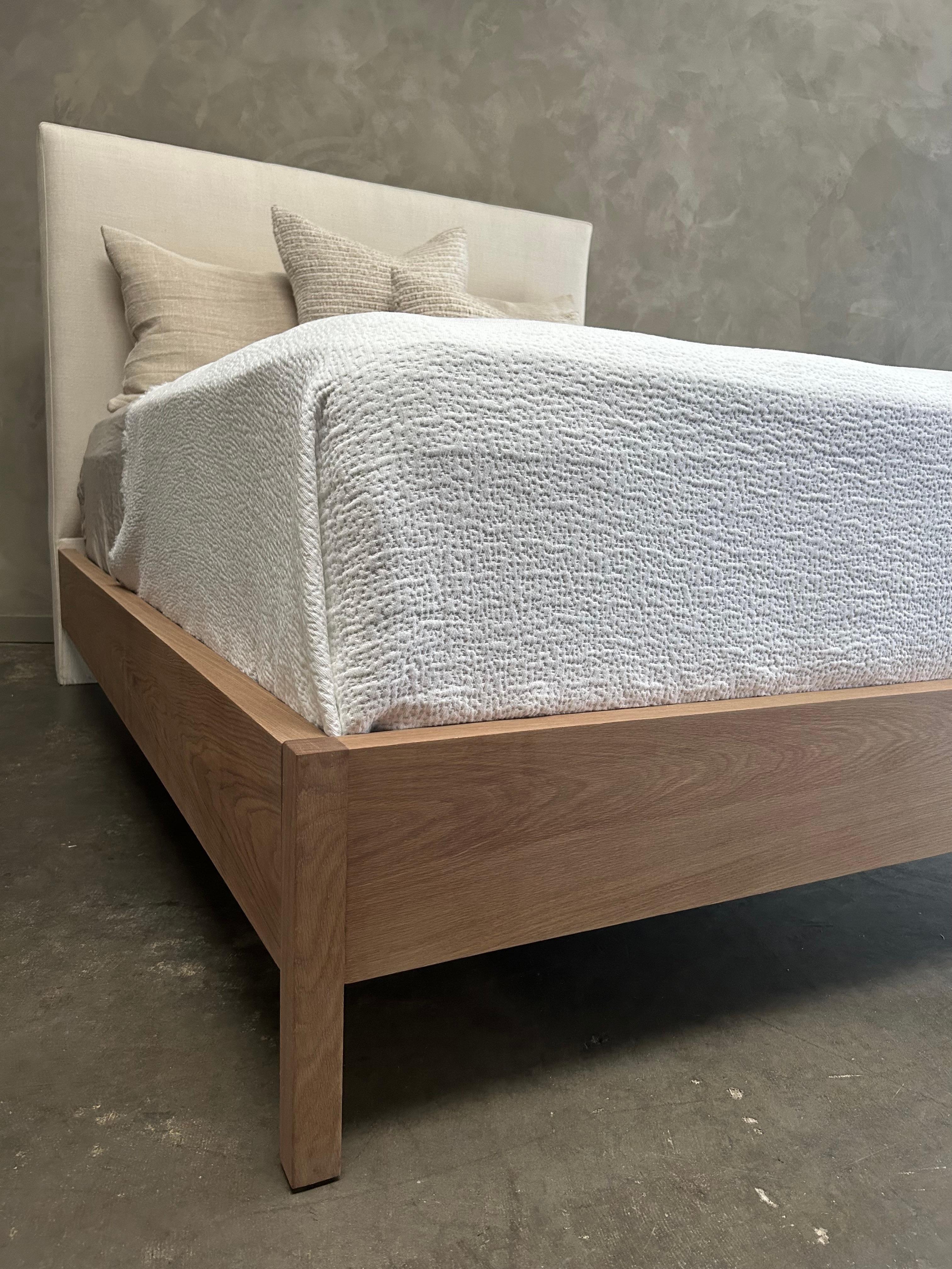 North American Upholstered Linen and Solid Oak Platform Bed in Queen Size