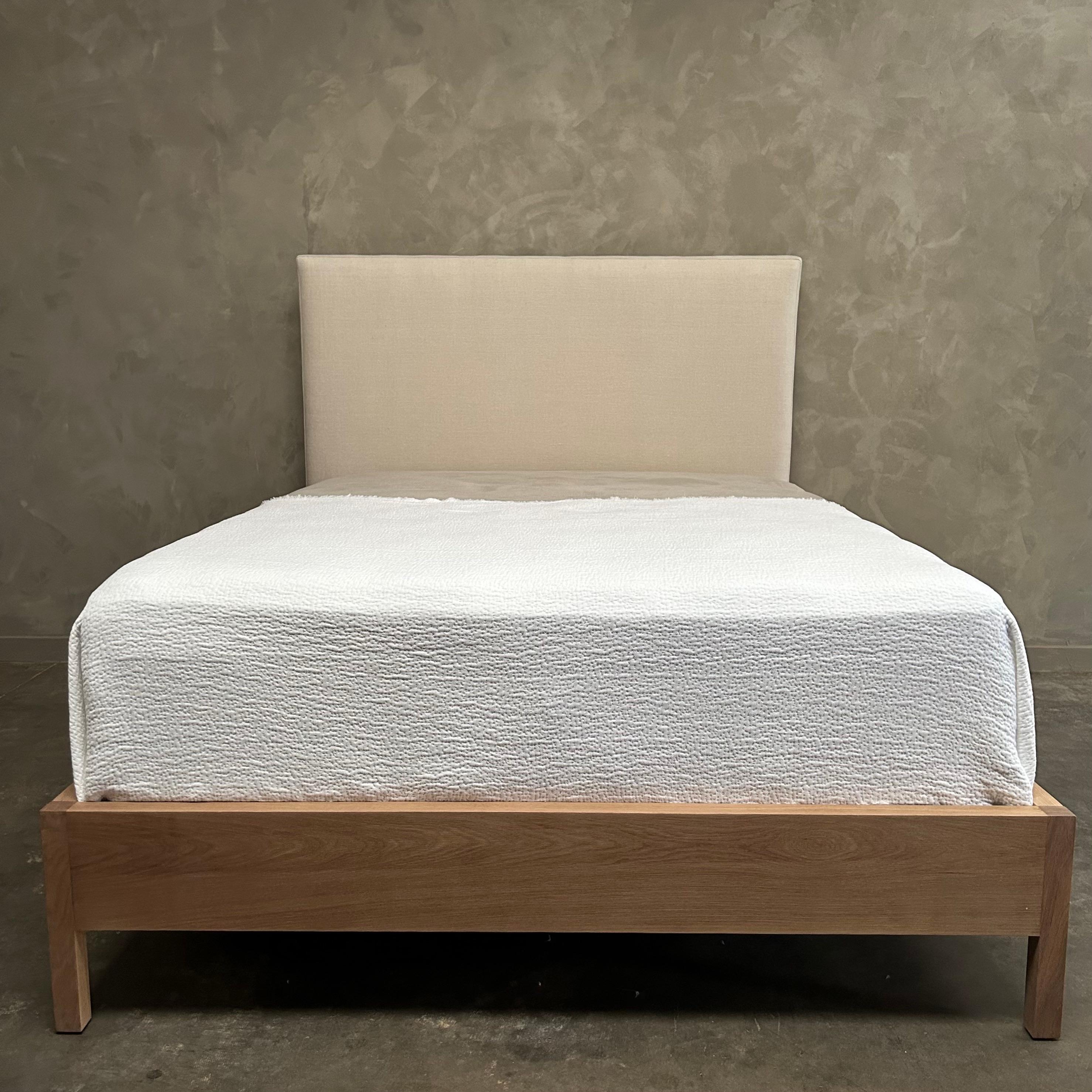 Contemporary Upholstered Linen and Solid Oak Platform Bed in Queen Size