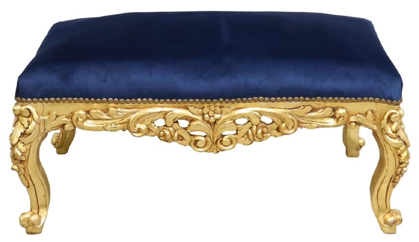 Tabouret de style Louis XV en bois doré, A.C.C., tapissé de bleu, avec des garnitures de clous, un tablier sculpté de feuillages, reposant sur des pieds cabrioles et se terminant par des pieds verticaux.