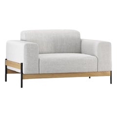 Gepolsterter Loungesessel mit Eisen- und Holzstruktur.