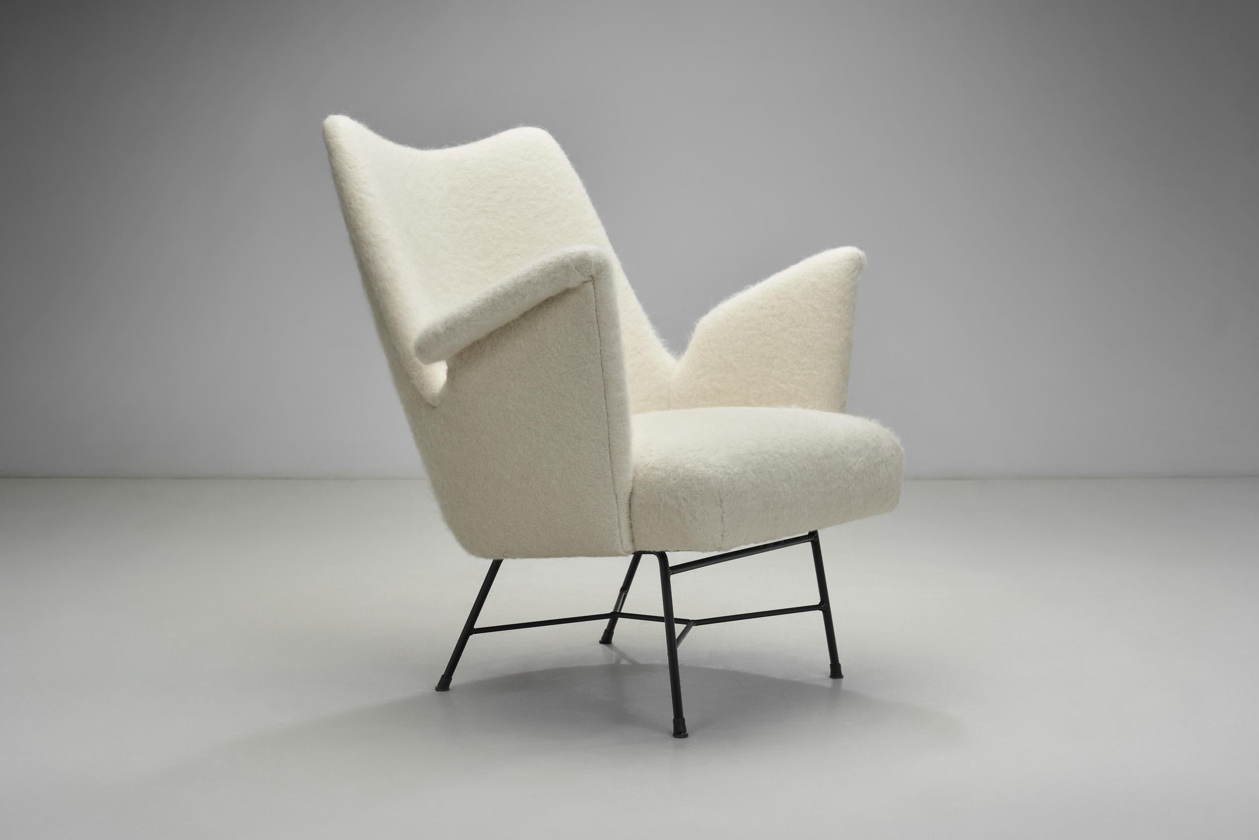 Mid-20th Century Upholstered Lounge Chair with Metal Legs, Europe 1950s For Sale