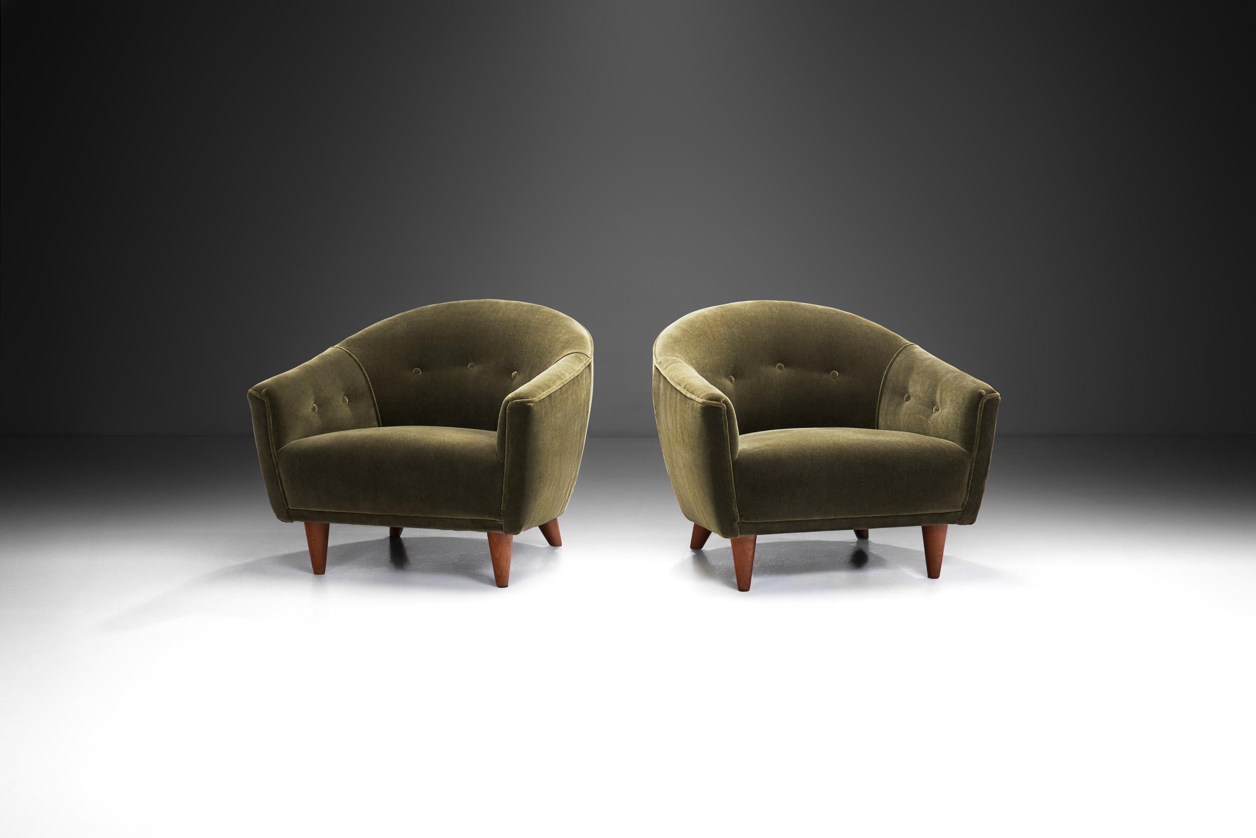These luxurious lounge chairs embody elegance and comfort in equal measure. With their soft curves and shell-like bodies, they cradle the sitter in a harmonious and just as stylish embrace.

The defining feature of these lounge chairs is their