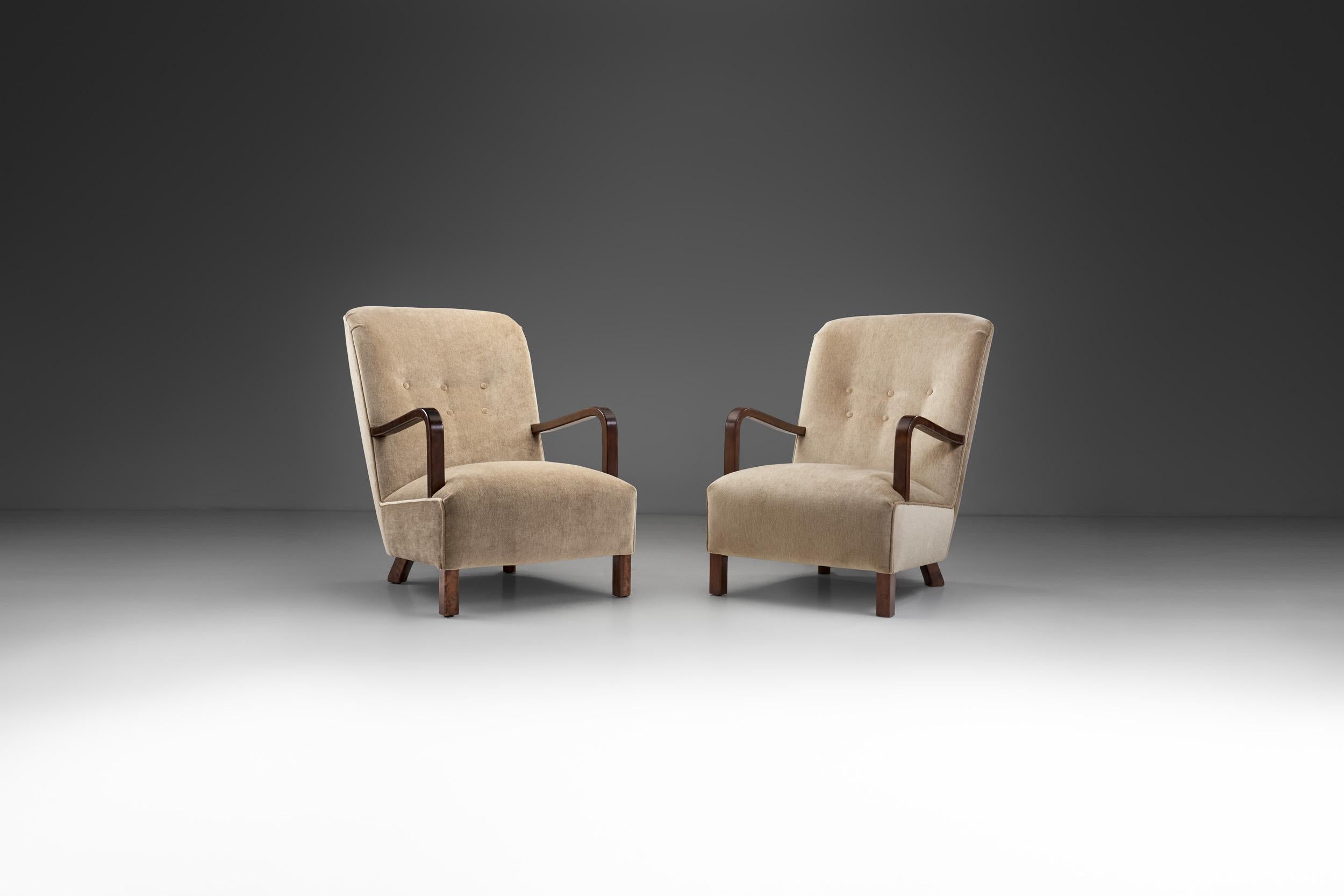 This elegant pair of lounge chairs is an interesting bridge between the 20th century’s earlier artistic movements like Art Deco, and the modernist movement that was about to shape most of Europe’s furniture design for the coming decades.

Inspired