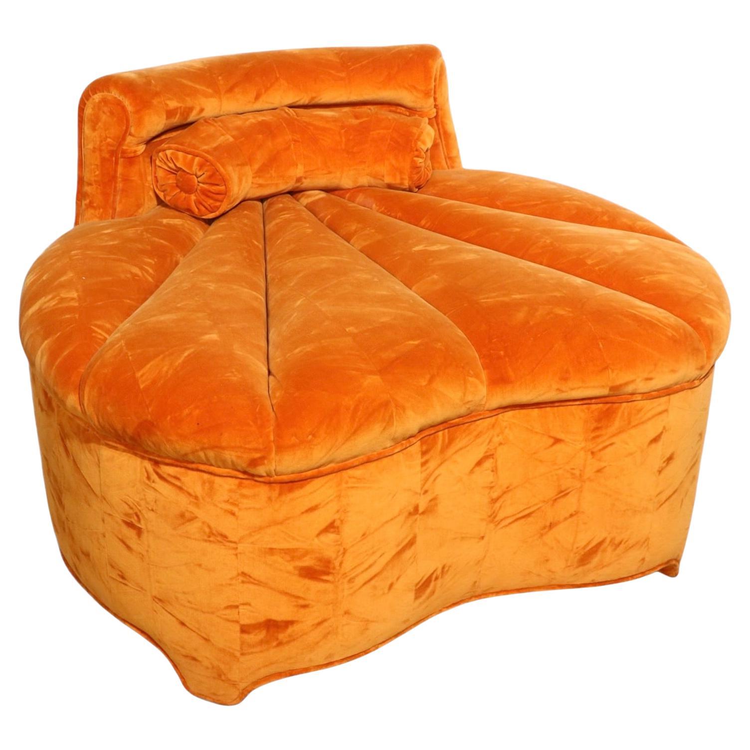 Schicker, modischer Lounge-, Pantoffel- und Boudoir-Sessel mit orangefarbener Allover-Polsterung. Der Stuhl verfügt über einen kanalisierten Sitz mit strahlenförmigen Linien, einen gewundenen und sexy geschwungenen Rahmen und ein geschwungenes