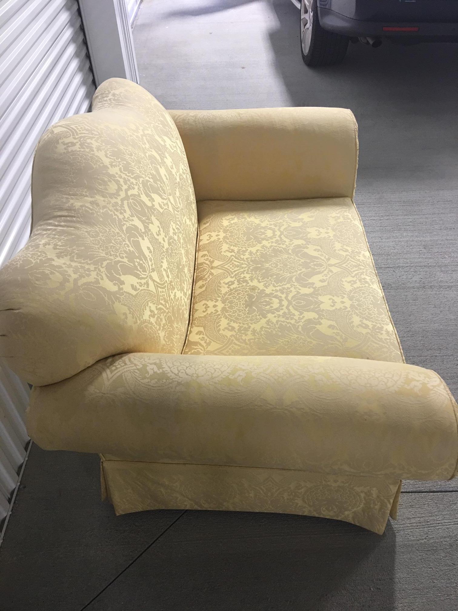Upholstered Loveseat in a Yellow Damask Fabric, 20th Century In Good Condition In Savannah, GA