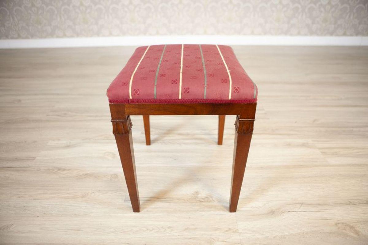 Tabouret rembourré en acajou du 20ème siècle

Petit tabouret rembourré en acajou datant de la seconde moitié du 20e siècle. L'assise rembourrée est soutenue par quatre pieds simples ornés de détails sculptés dans le bois.
