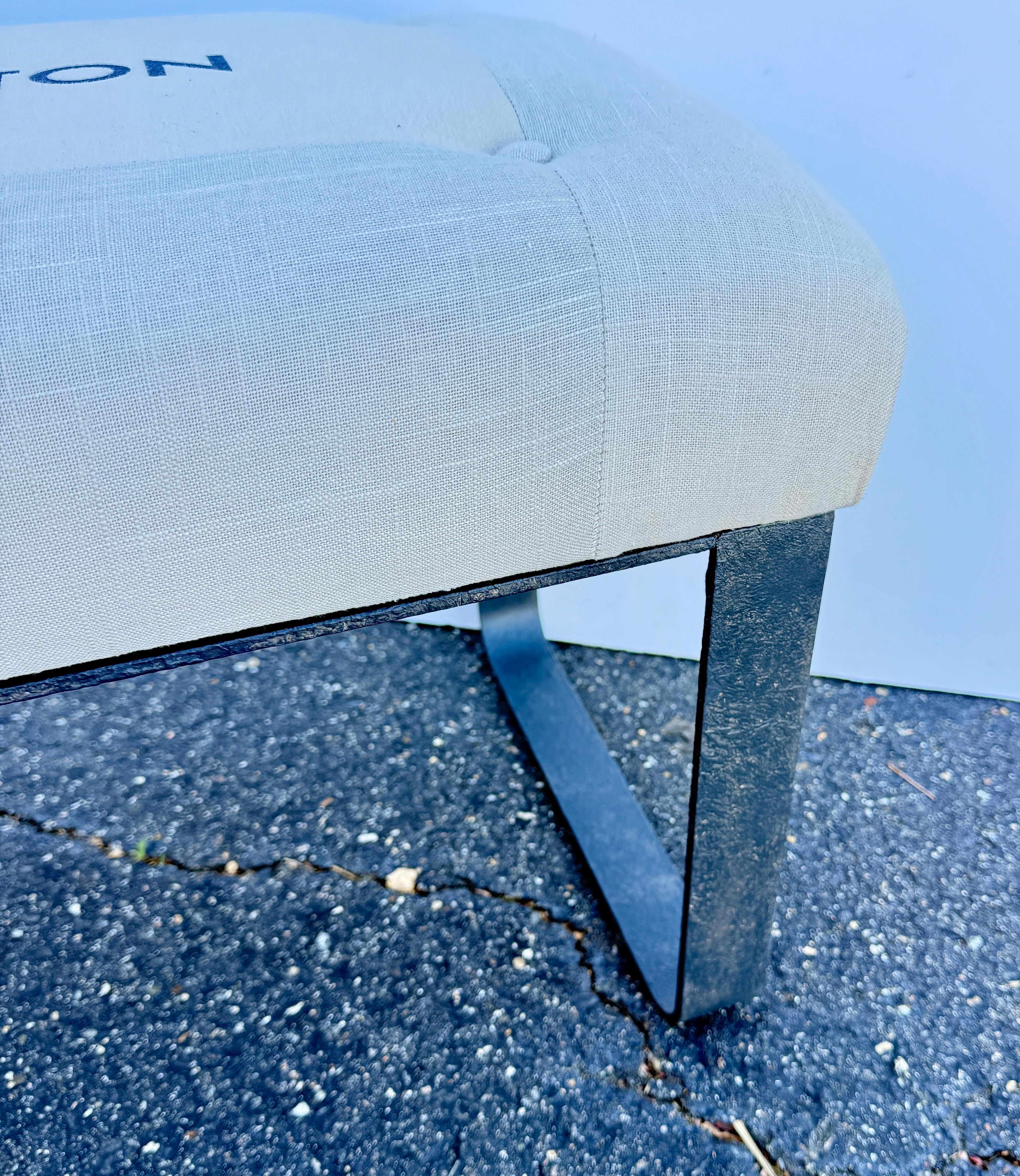 Banc en métal tapissé avec tissu Louis Vuitton, moderne du milieu du siècle dernier en vente 2