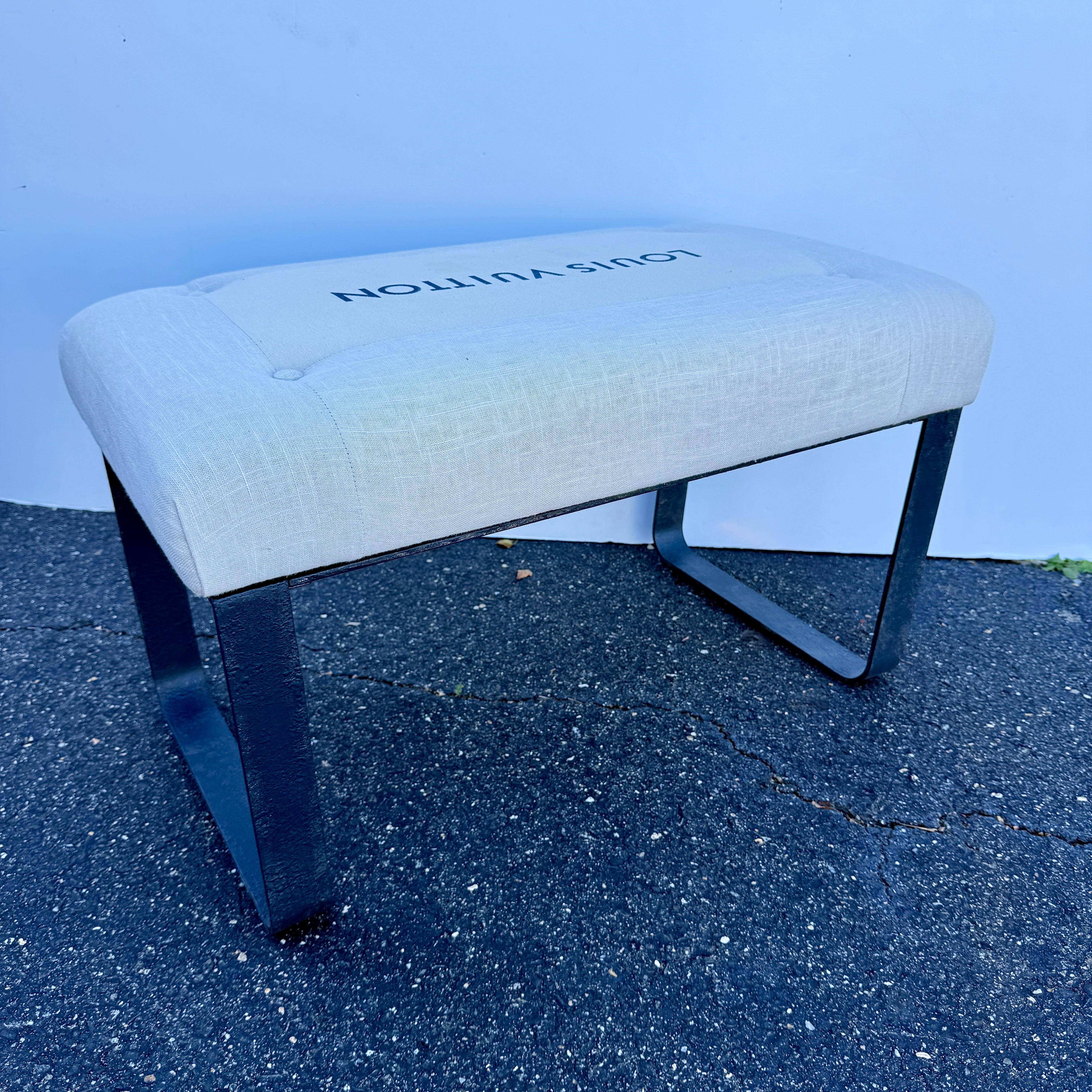 Banc en métal tapissé avec tissu Louis Vuitton, moderne du milieu du siècle dernier en vente 3
