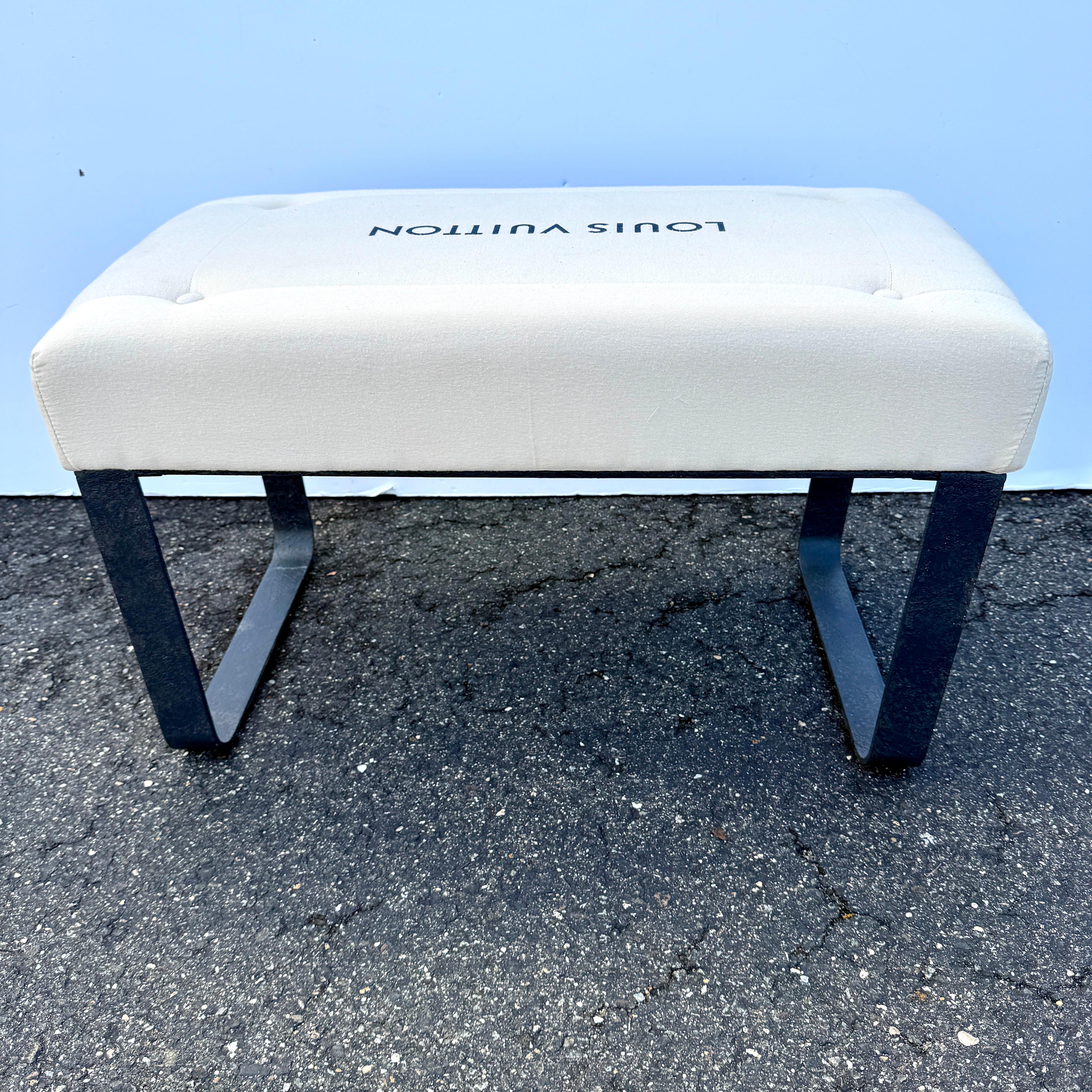 Banc en métal tapissé avec tissu Louis Vuitton, moderne du milieu du siècle dernier en vente 3