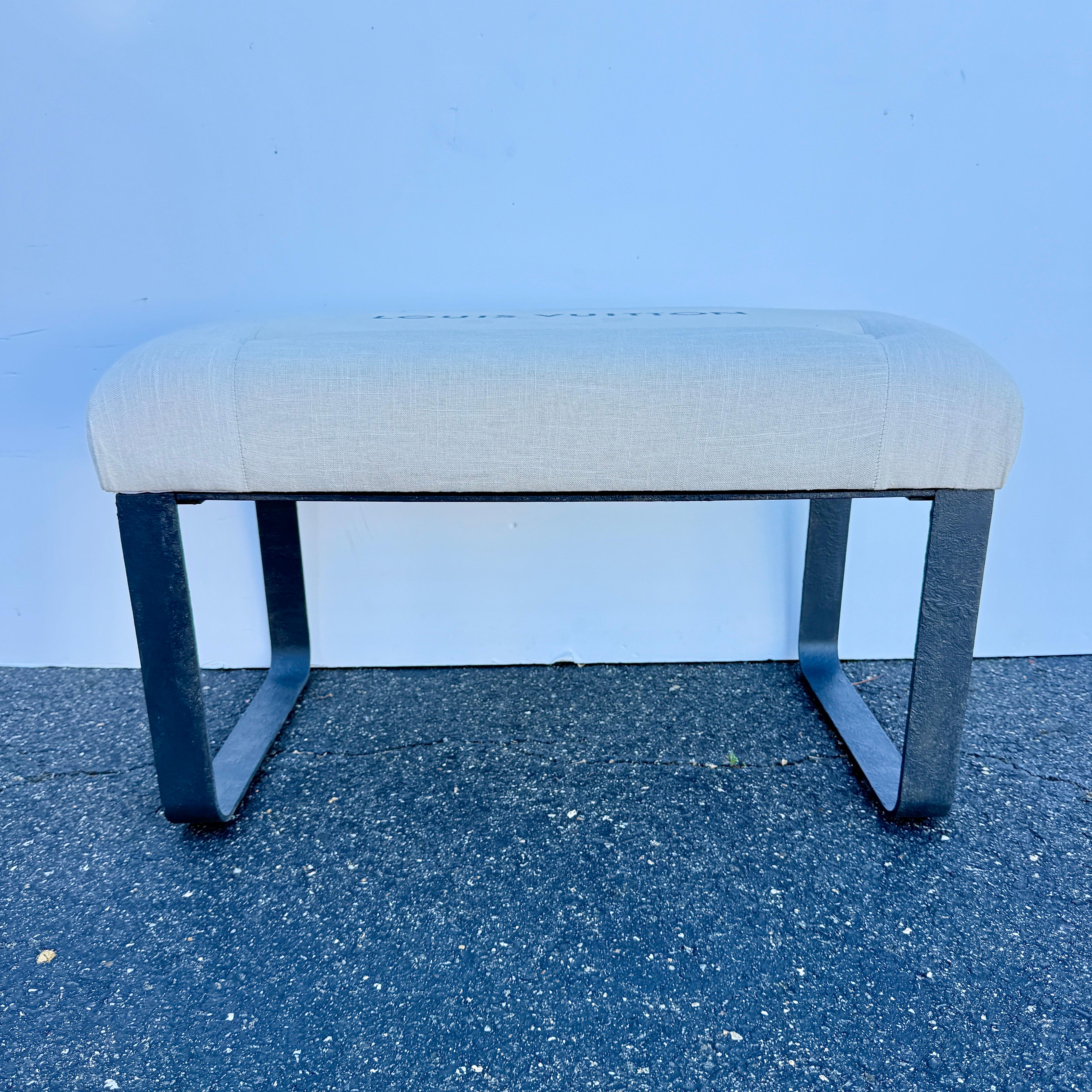 Banc moderne avec tissu Louis Vuitton. Le design et l'objectif décrivent le mieux ce banc personnalisé unique en son genre. Ce banc est composé de matériaux Louis Vuitton authentiques et repose sur une base très robuste peinte à la main en gris