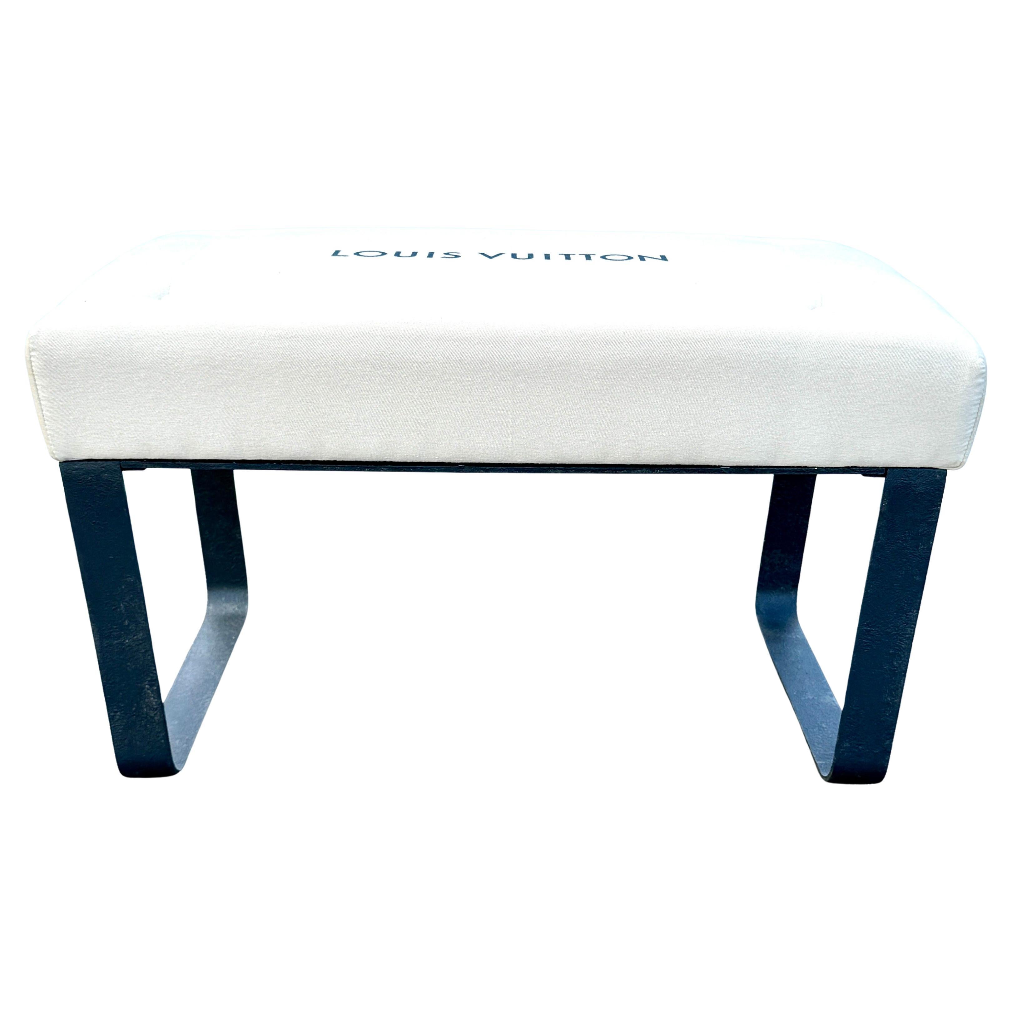 Banc moderne avec tissu Louis Vuitton. Le design et l'objectif décrivent le mieux ce banc personnalisé unique en son genre. Ce banc est composé de matériaux Louis Vuitton authentiques et repose sur une base très robuste peinte à la main en gris
