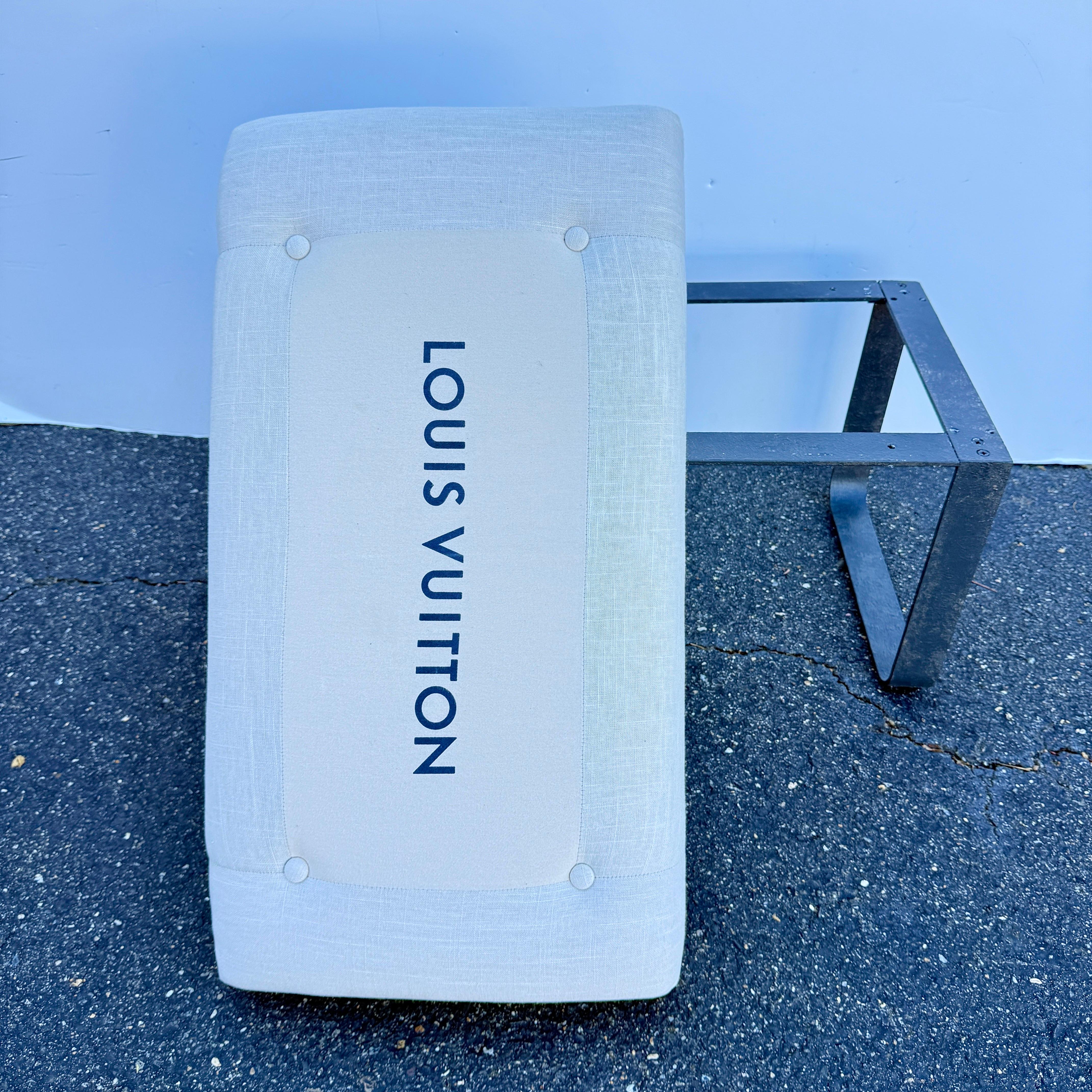 Mid-Century Modern Banc en métal tapissé avec tissu Louis Vuitton, moderne du milieu du siècle dernier en vente