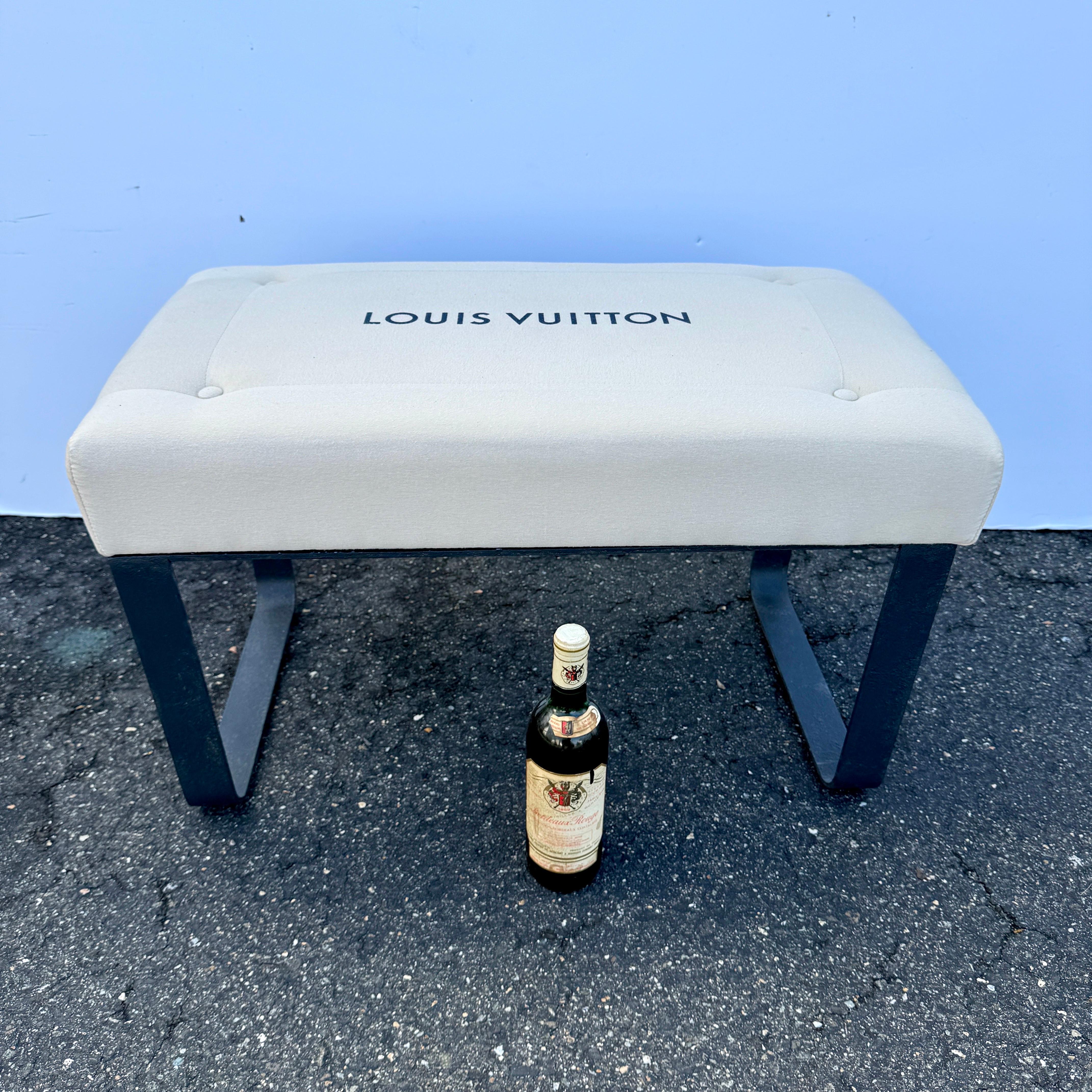 Mid-Century Modern Banc en métal tapissé avec tissu Louis Vuitton, moderne du milieu du siècle dernier en vente