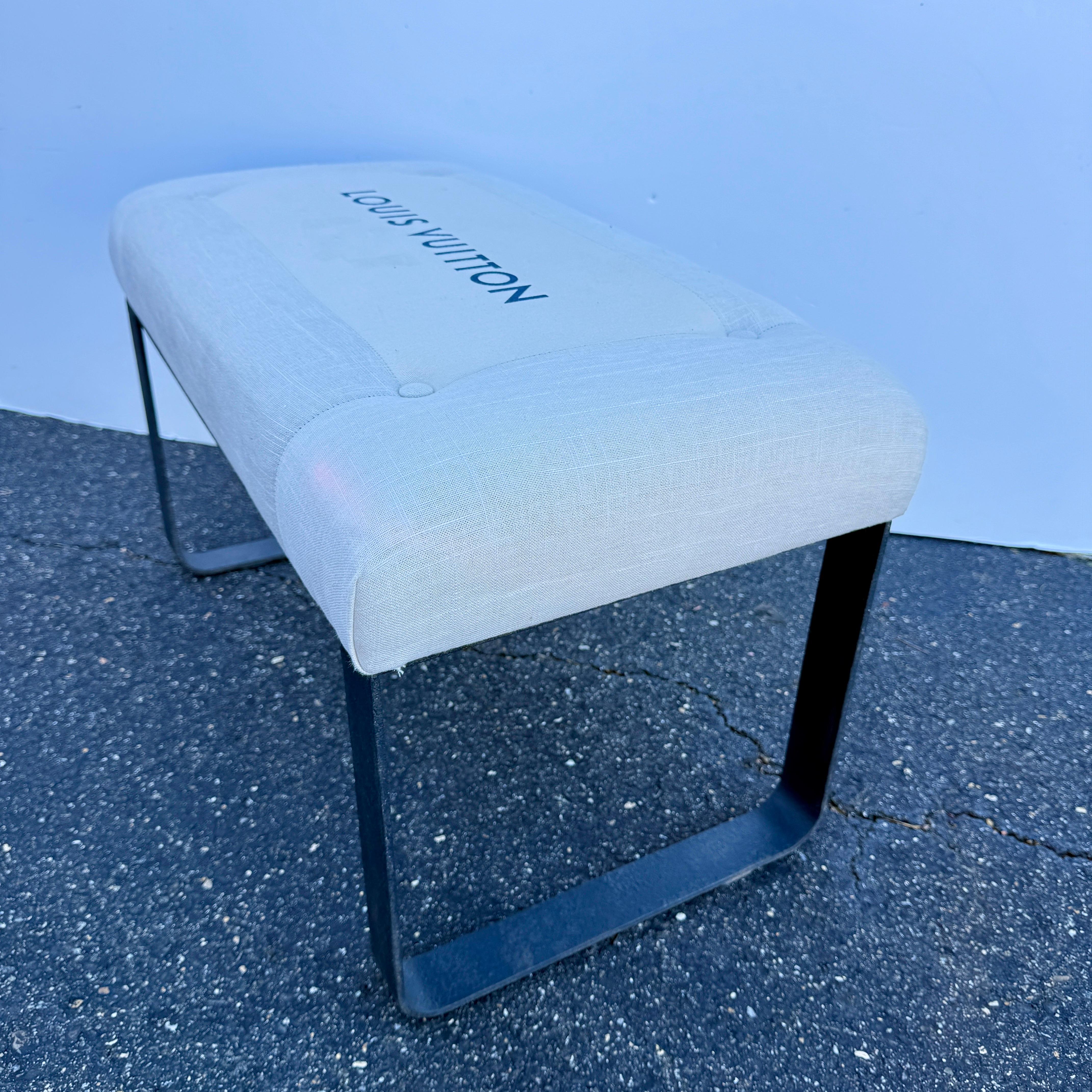 Fait main Banc en métal tapissé avec tissu Louis Vuitton, moderne du milieu du siècle dernier en vente