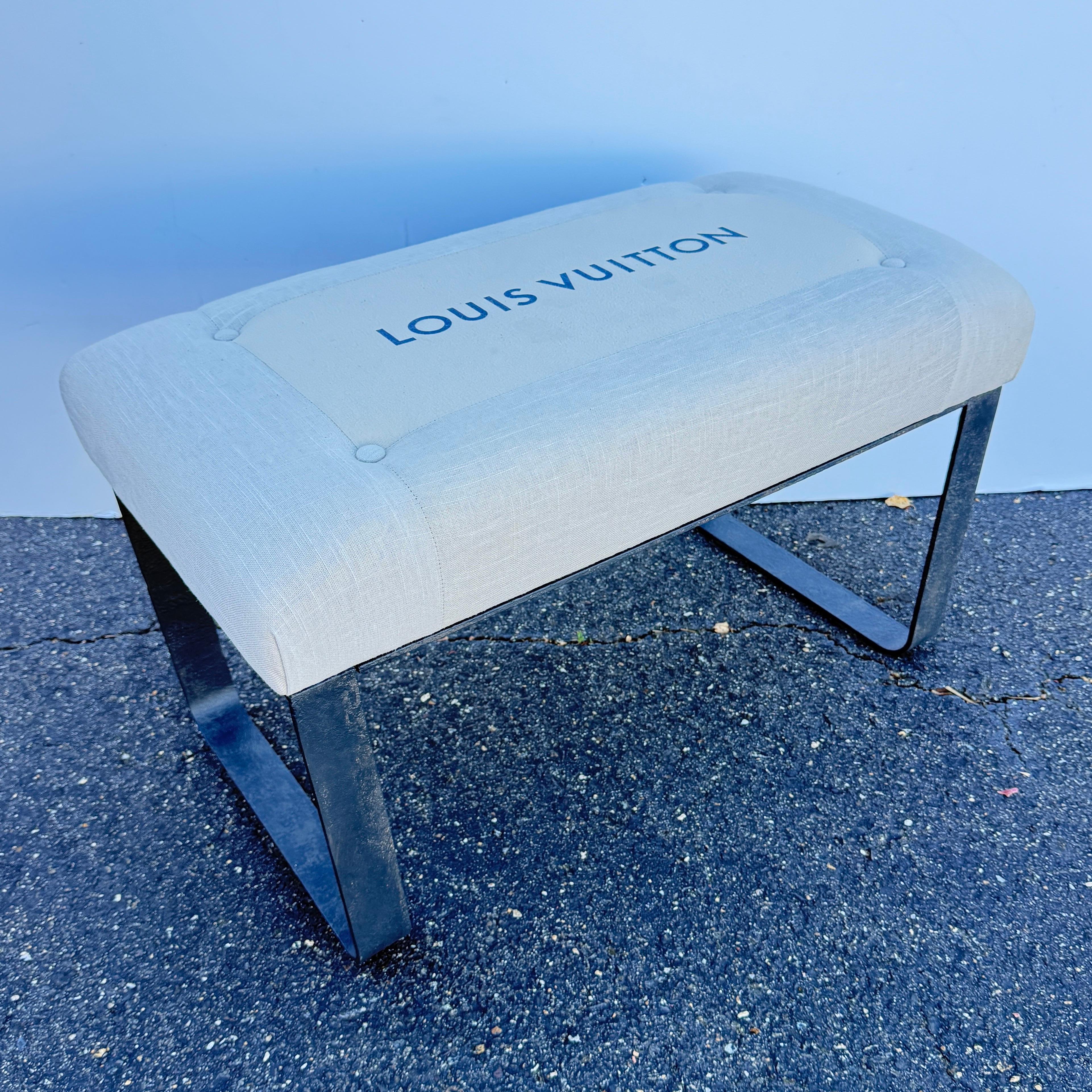 20ième siècle Banc en métal tapissé avec tissu Louis Vuitton, moderne du milieu du siècle dernier en vente