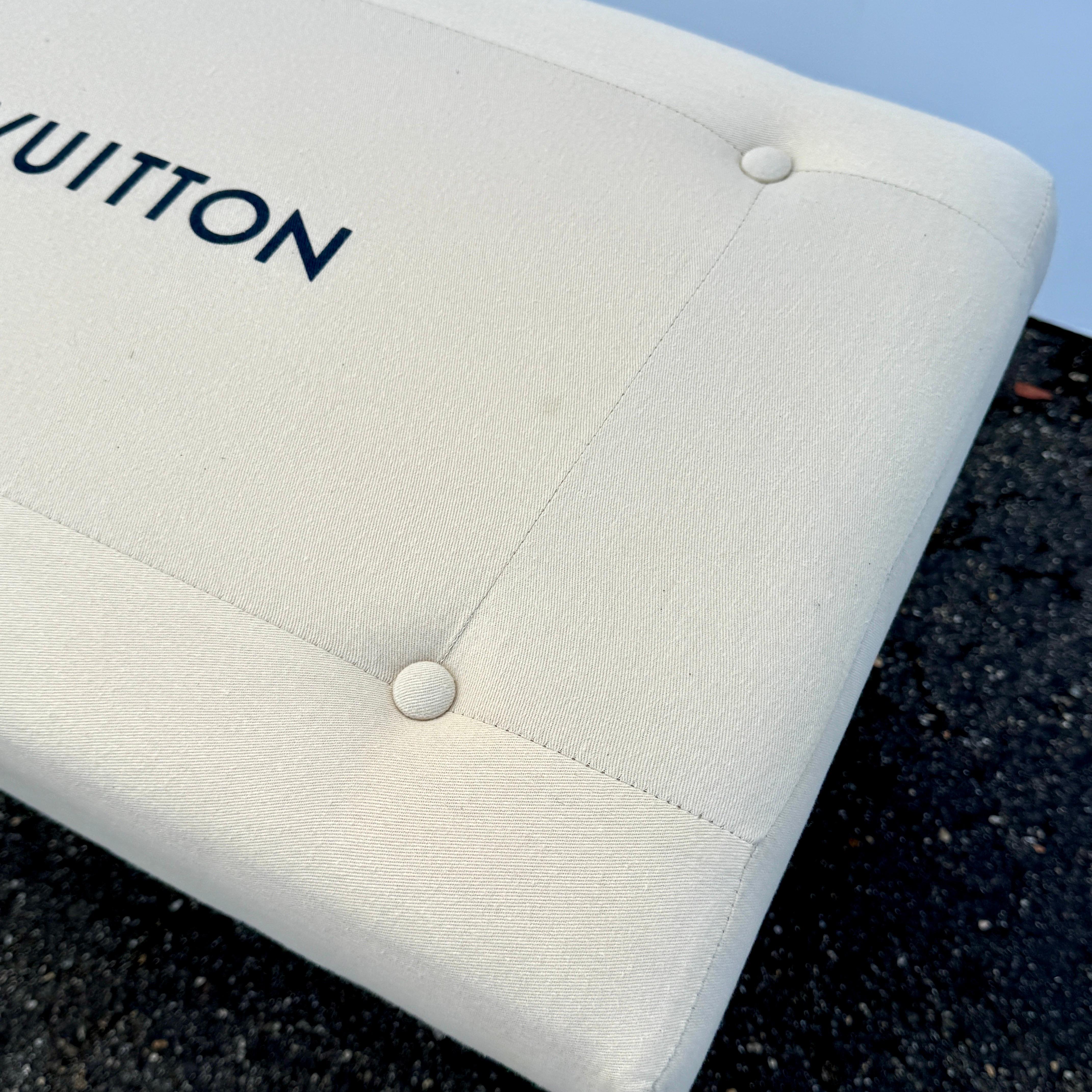 20ième siècle Banc en métal tapissé avec tissu Louis Vuitton, moderne du milieu du siècle dernier en vente