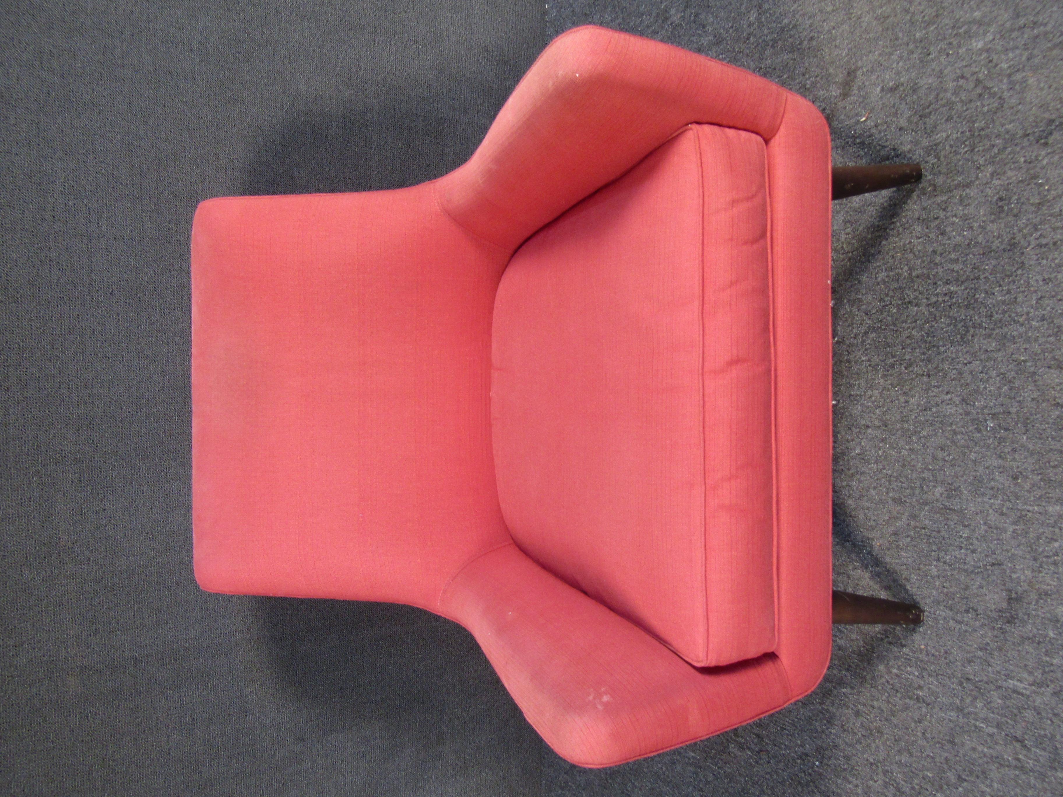 With a comfortable and stylish Mid-Century Modern design, this vintage lounge chair adds a pop of color to any interior. Please confirm item location with seller (NY/NJ).
