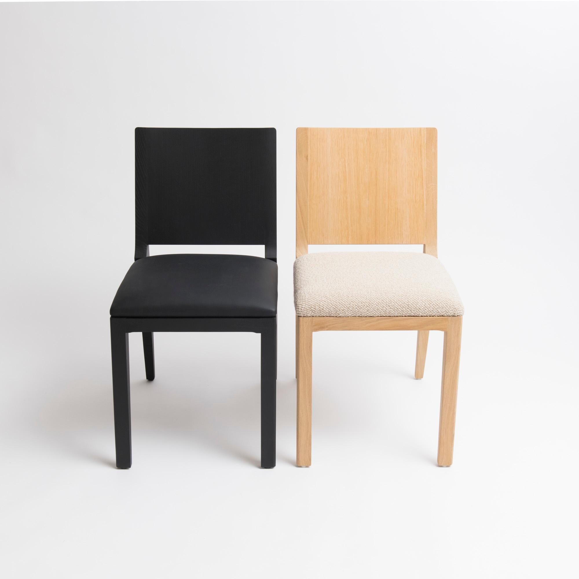 Chaise contemporaine en chêne rembourrée om5.1 de mjiila Neuf - En vente à PARIS, FR