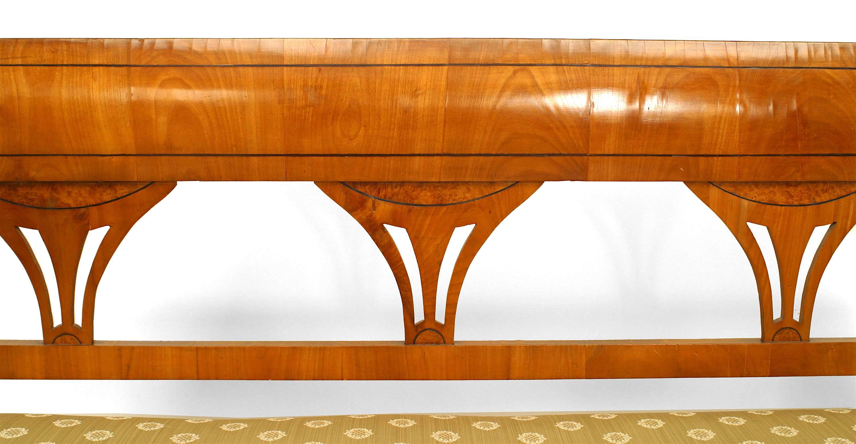 Austrian Biedermeier Maple Settee In Good Condition For Sale In New York, NY