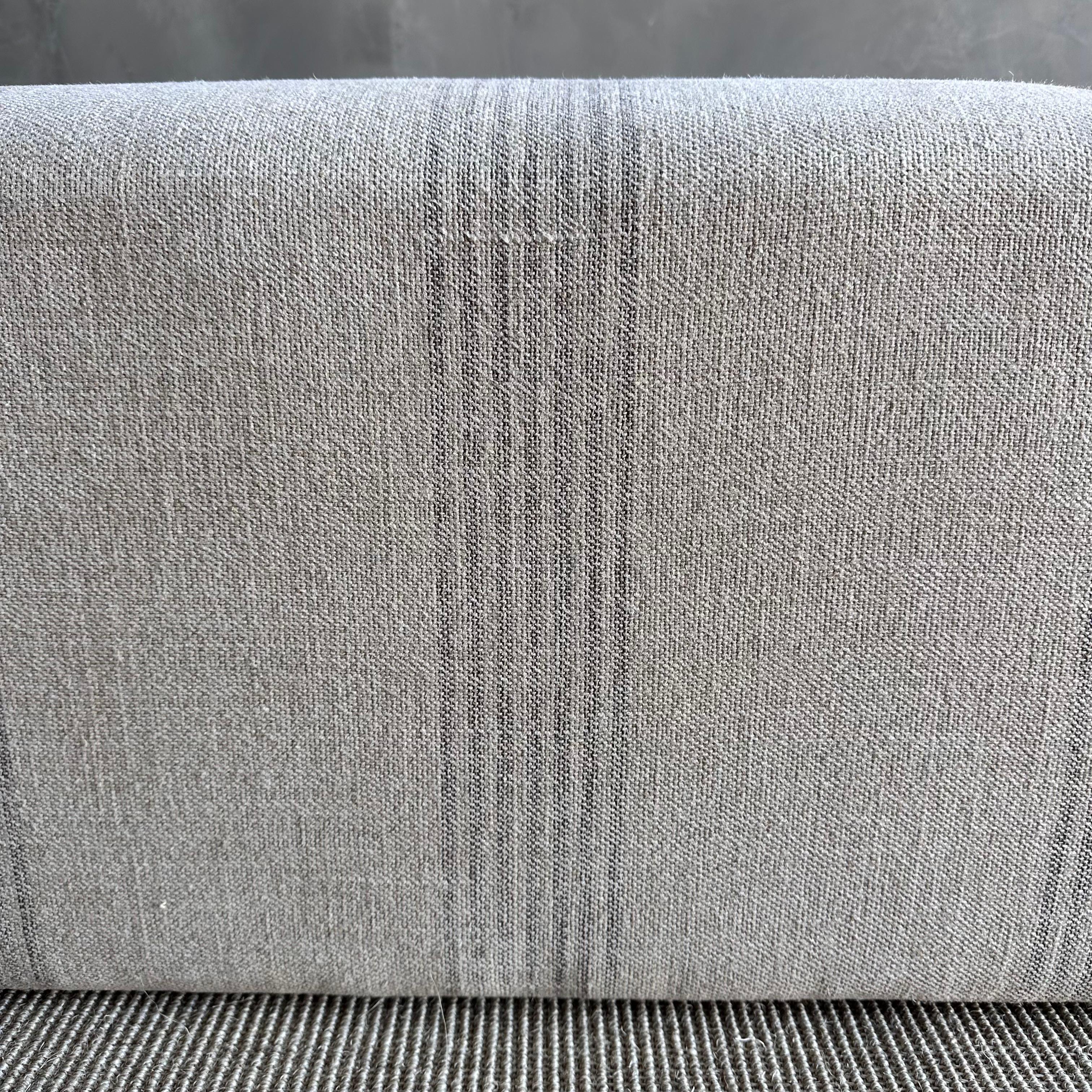 Organique Banc ottoman rembourré en lin lavé à la pierre avec rayures délavées en vente