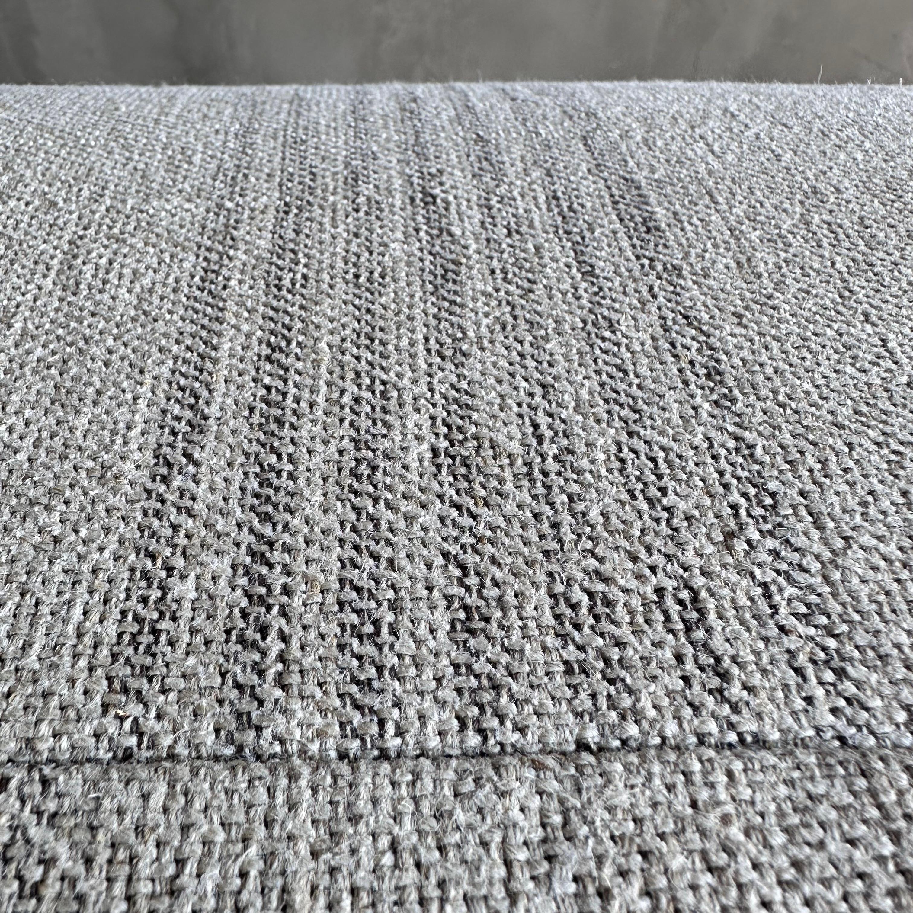 XXIe siècle et contemporain Banc ottoman rembourré en lin lavé à la pierre avec rayures délavées en vente