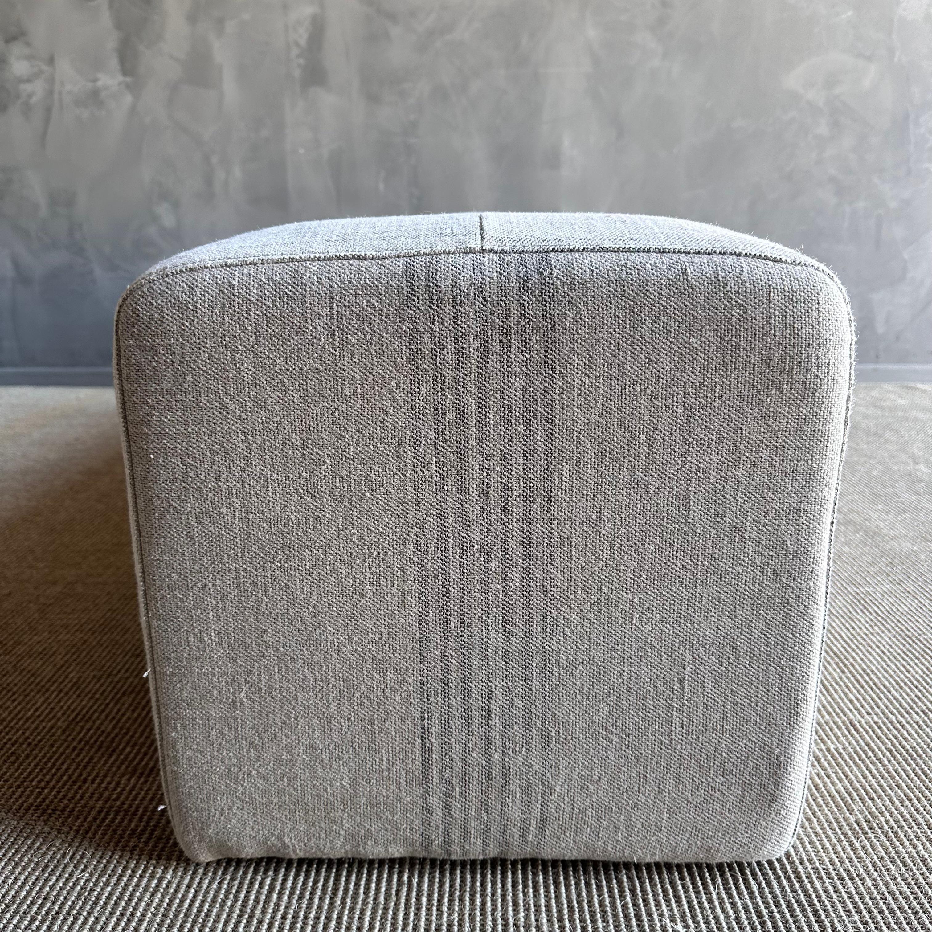 Banc ottoman rembourré en lin lavé à la pierre avec rayures délavées en vente 1