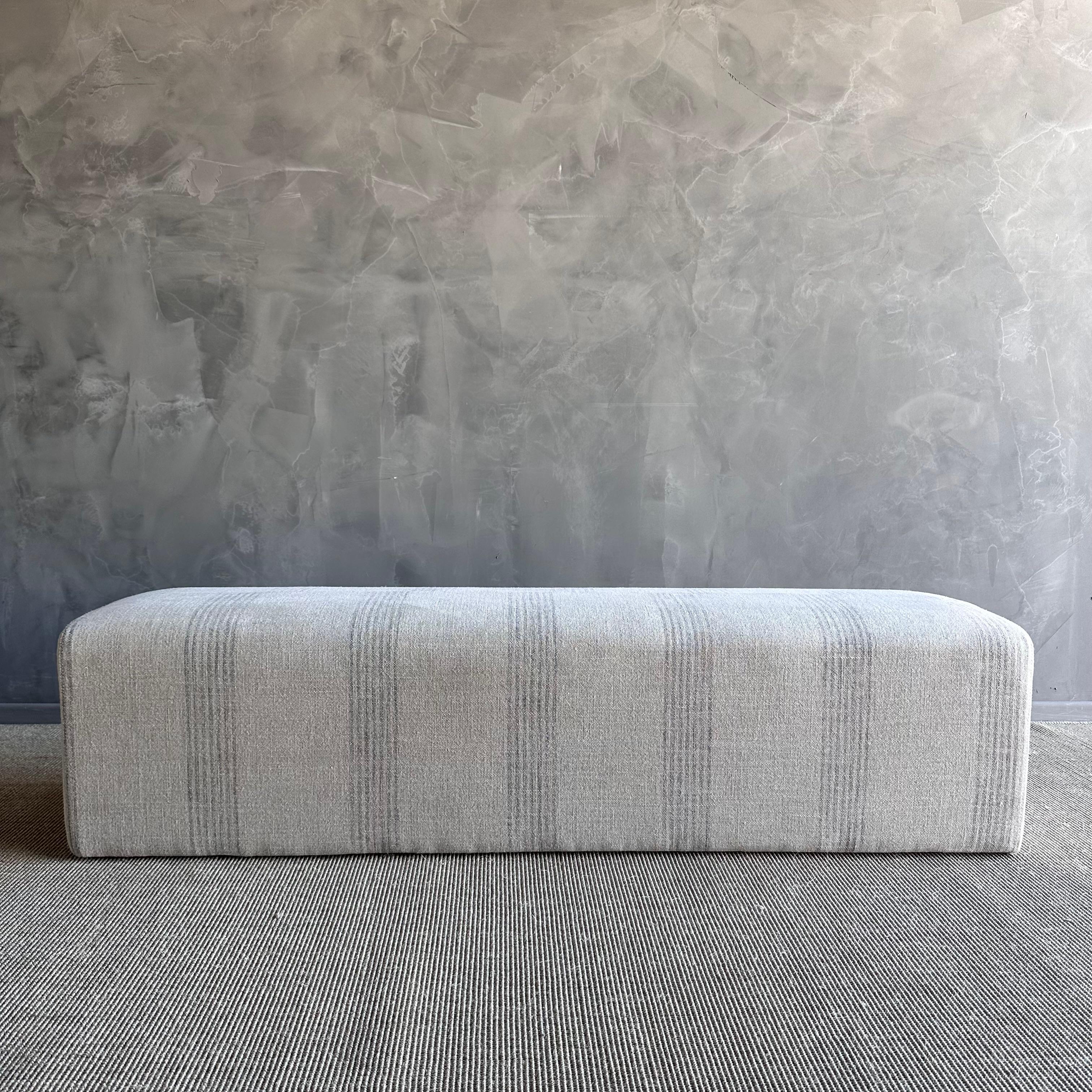 Banc ottoman rembourré en lin lavé à la pierre avec rayures délavées en vente 2