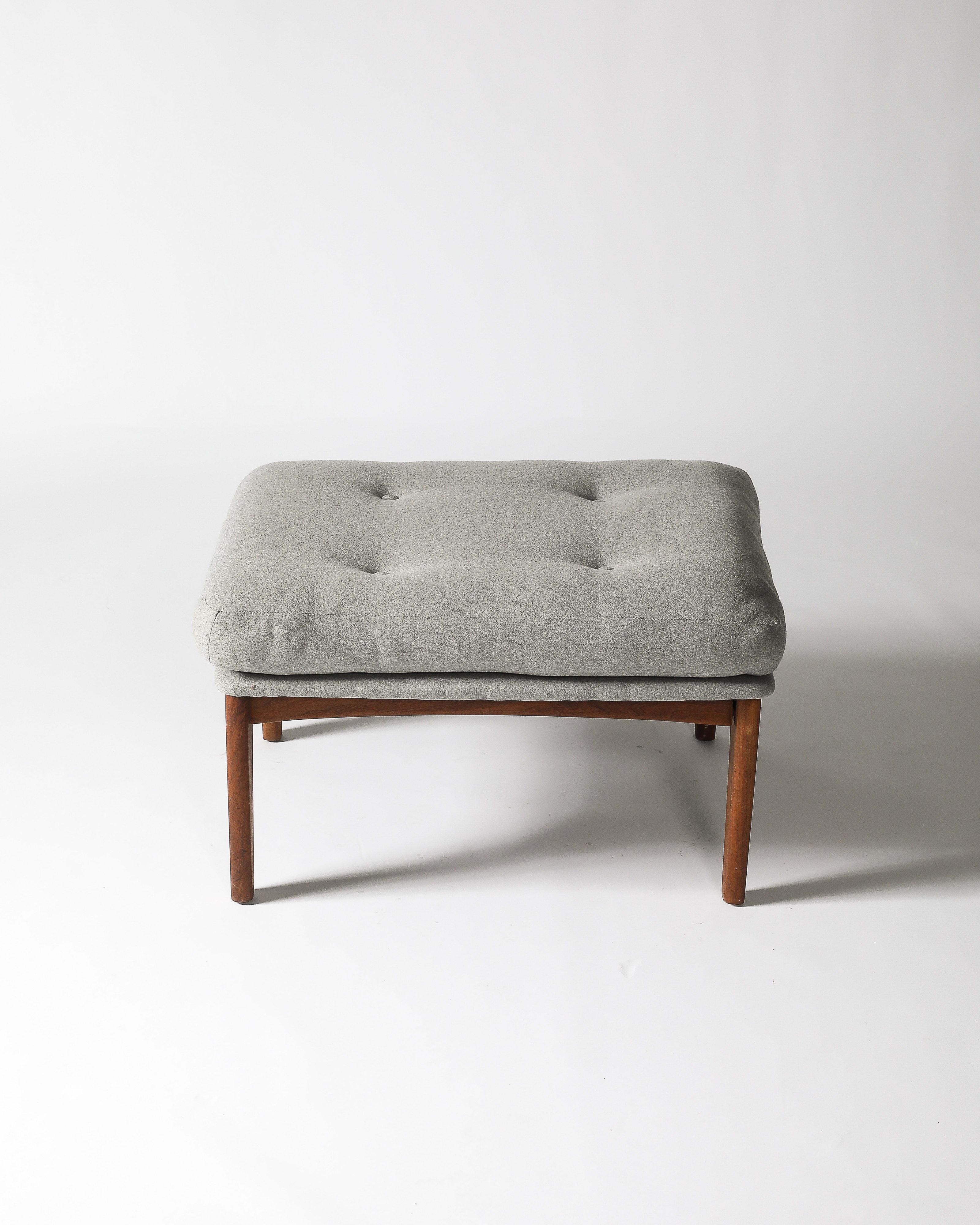 Otomana Tapizada Teca, Tapicería Reciente Dinamarca, c. 1960 en Bueno estado para la venta en New York City, NY
