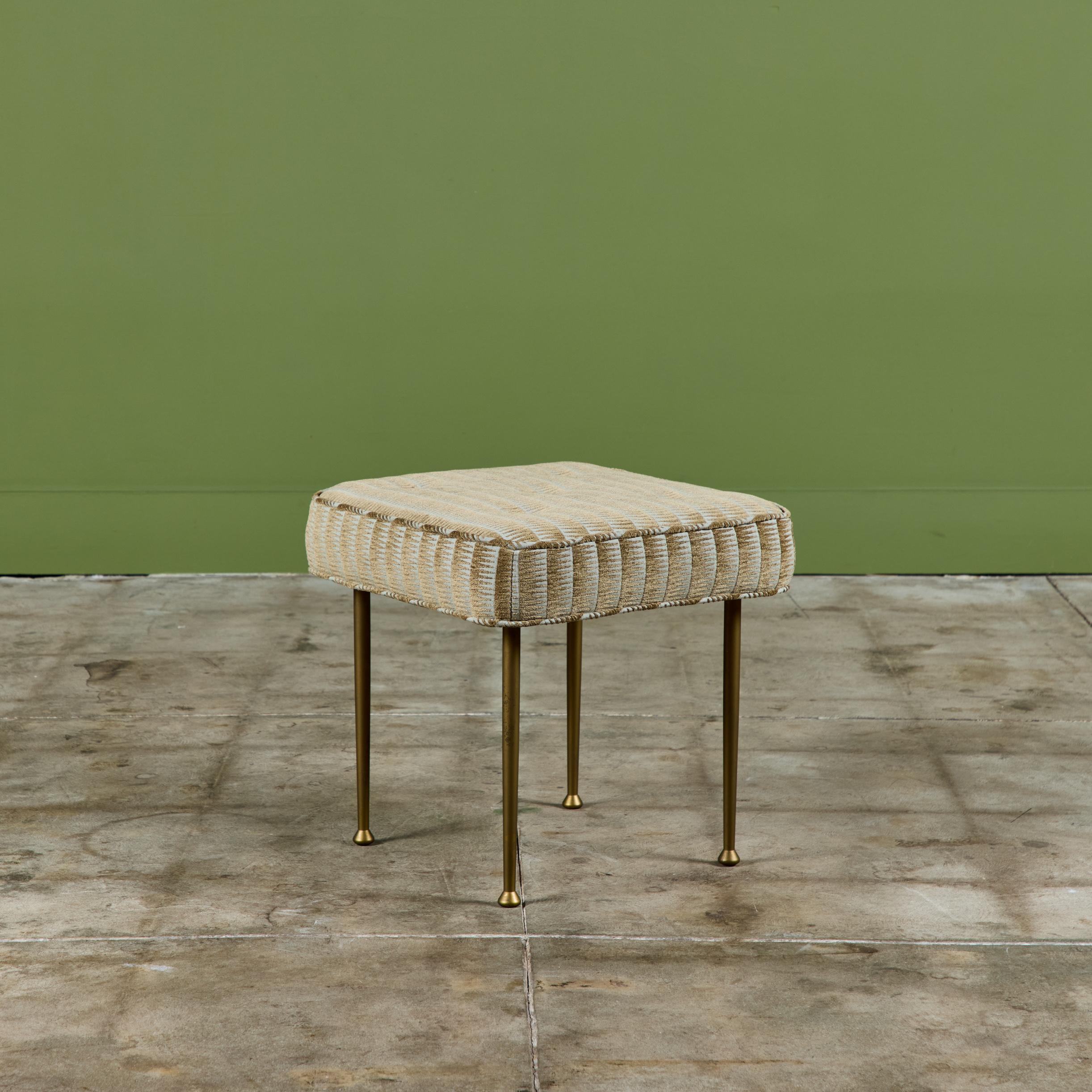 Pouf rembourré avec pieds en laiton en vente 3