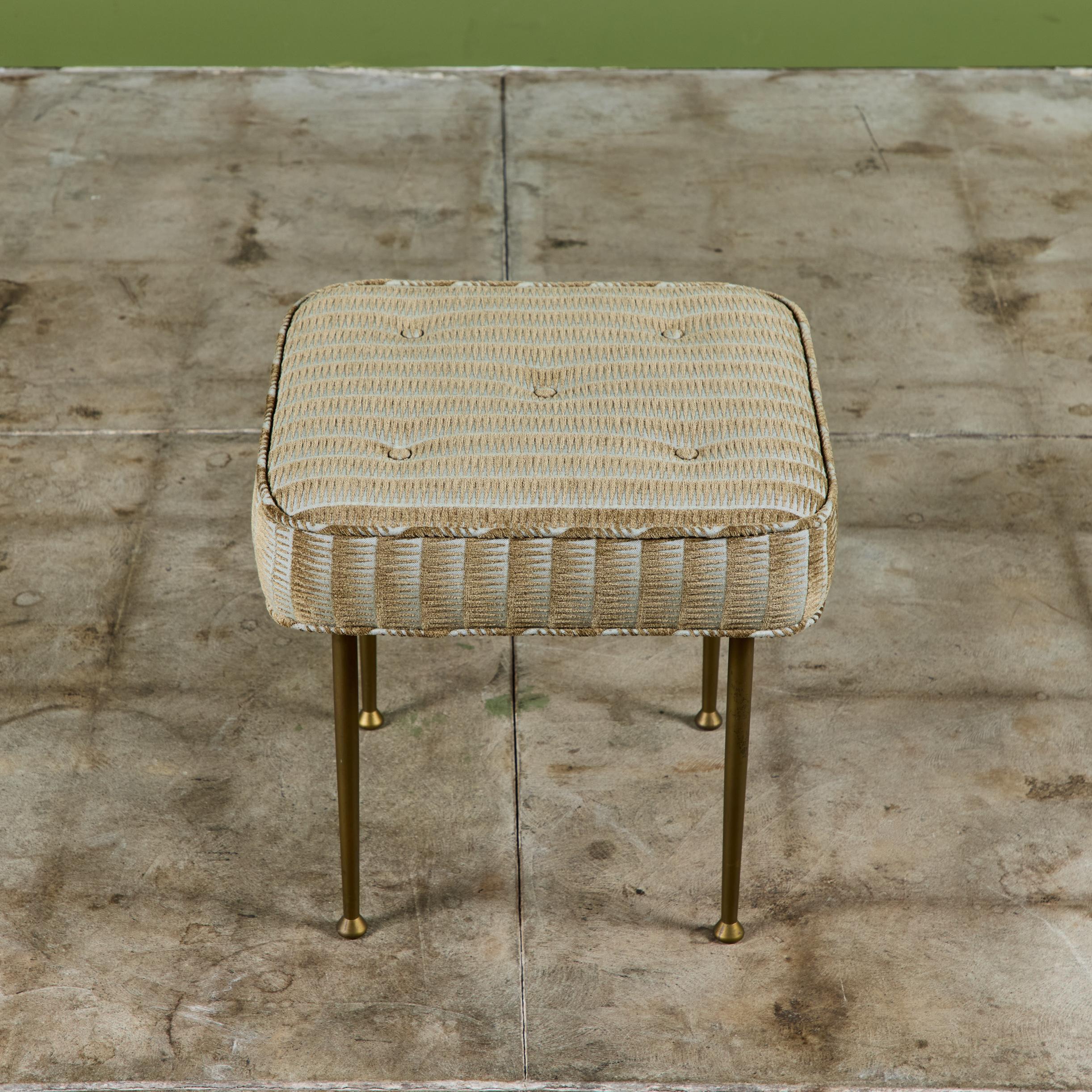 Pouf rembourré avec pieds en laiton en vente 5