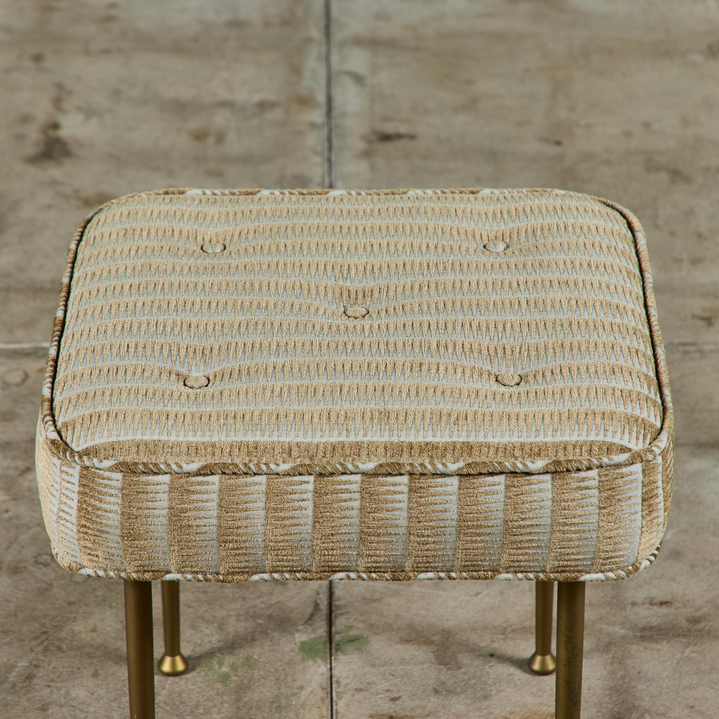 Pouf rembourré avec pieds en laiton en vente 7