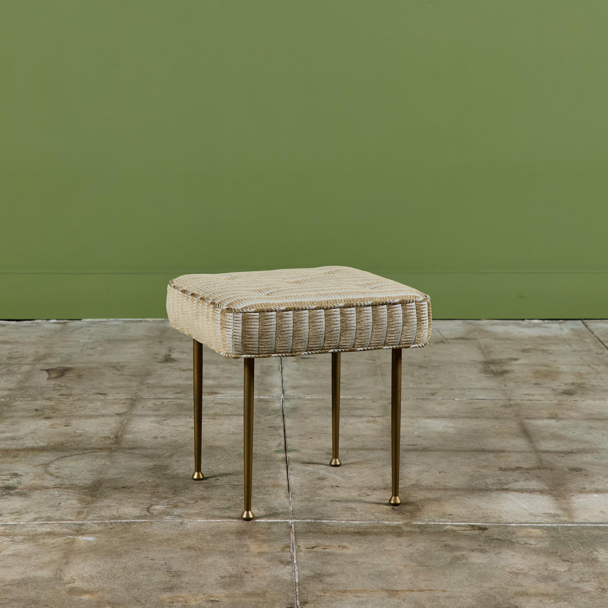 Petit ottoman récemment retapissé dans un tissu texturé en velours de Pierre Frey. L'assise est garnie de cinq boutons et repose sur quatre pieds étroits en laiton massif.

Dimensions
17