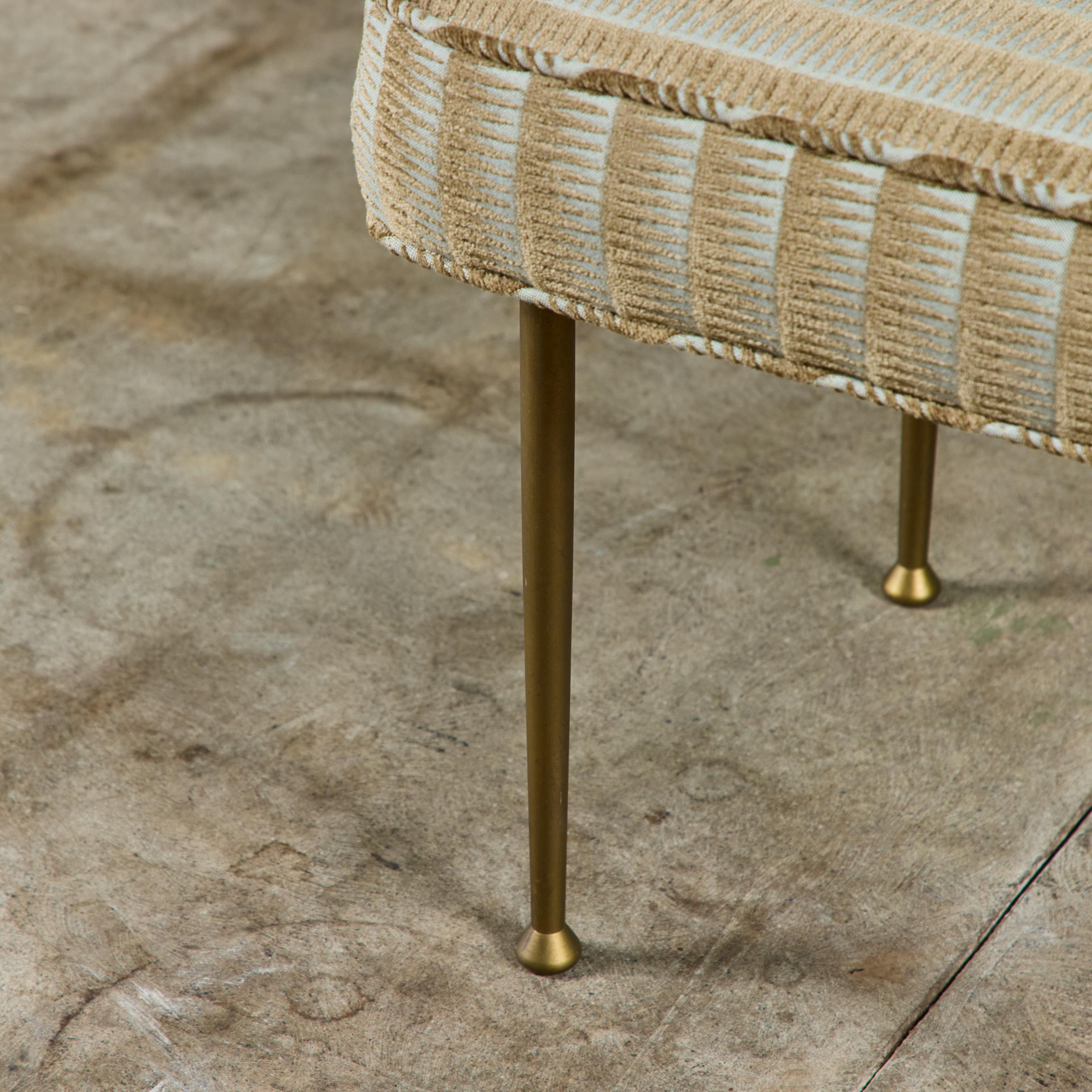 Mid-Century Modern Pouf rembourré avec pieds en laiton en vente
