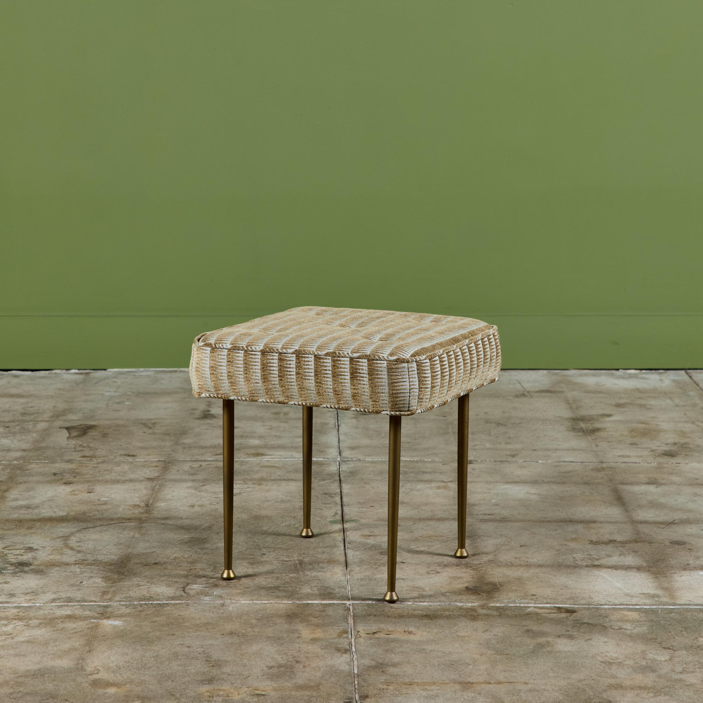 Pouf rembourré avec pieds en laiton Excellent état - En vente à Los Angeles, CA