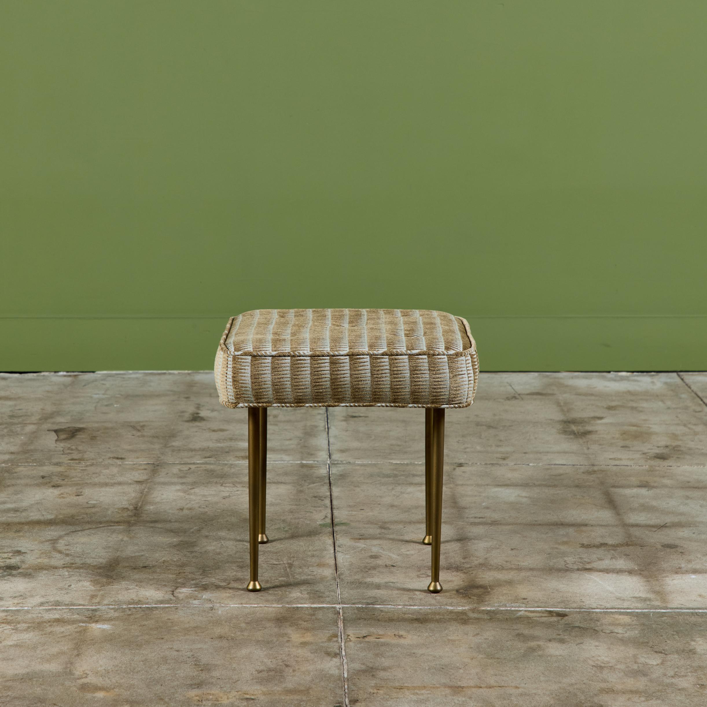 20ième siècle Pouf rembourré avec pieds en laiton en vente