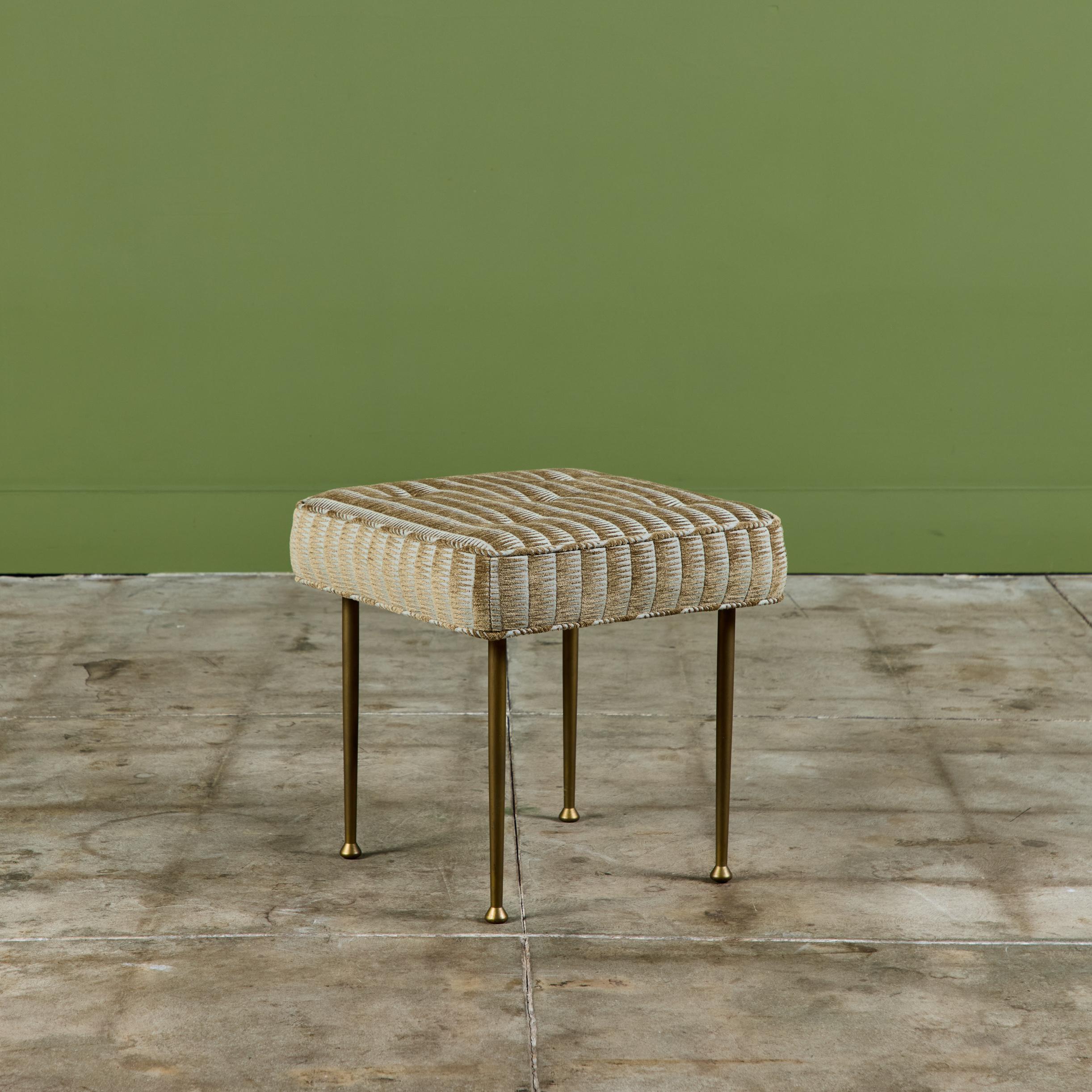 Laiton Pouf rembourré avec pieds en laiton en vente